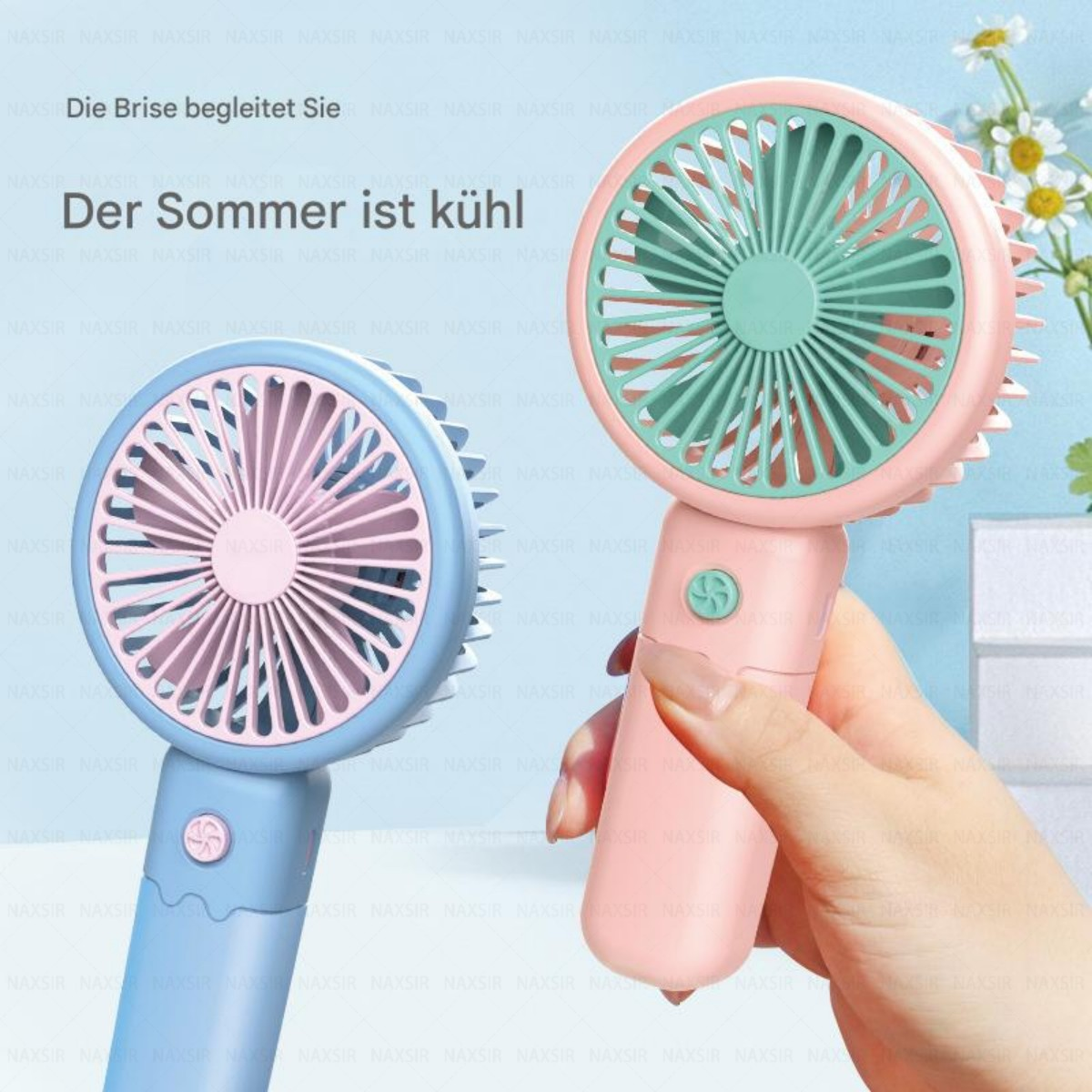 Zwei rosa und blaue Handventilatoren. Sie haben einen Knopf und befinden sich vor einem Hintergrund.