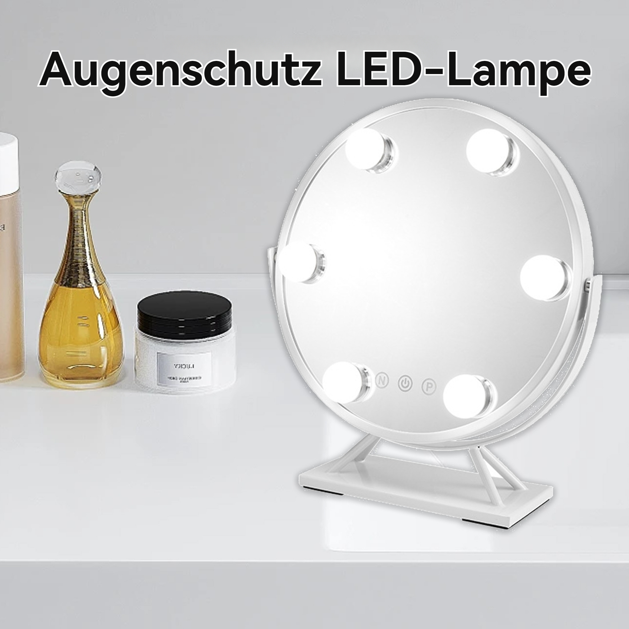 Ein weißer runder Spiegel mit sechs LED-Leuchten, der auf einem weißen Tisch steht. Eine Flasche und ein Glas stehen links.