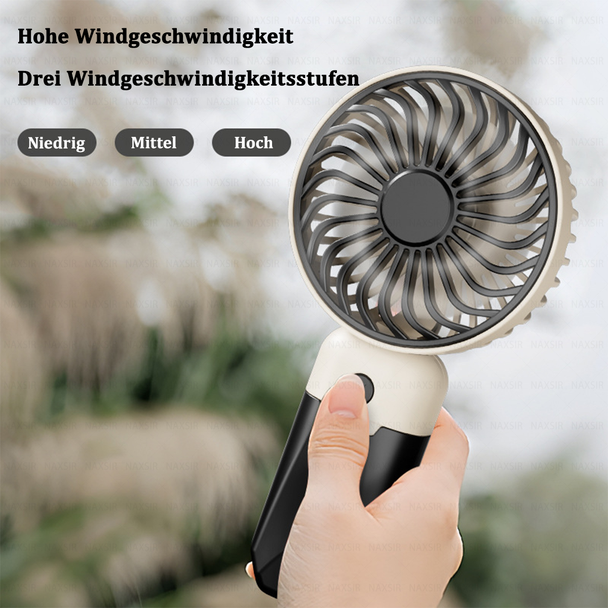 Eine Hand hält einen beigefarbenen und schwarzen tragbaren Ventilator. Text auf Deutsch: Hohe Windgeschwindigkeit und drei Geschwindigkeitseinstellungen.