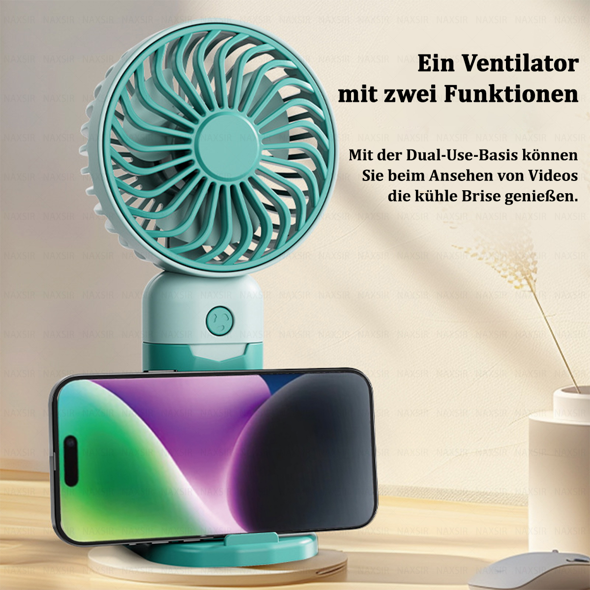 Ein Handventilator mit einem Telefon in der Basis, von einem Winkel aus gesehen.