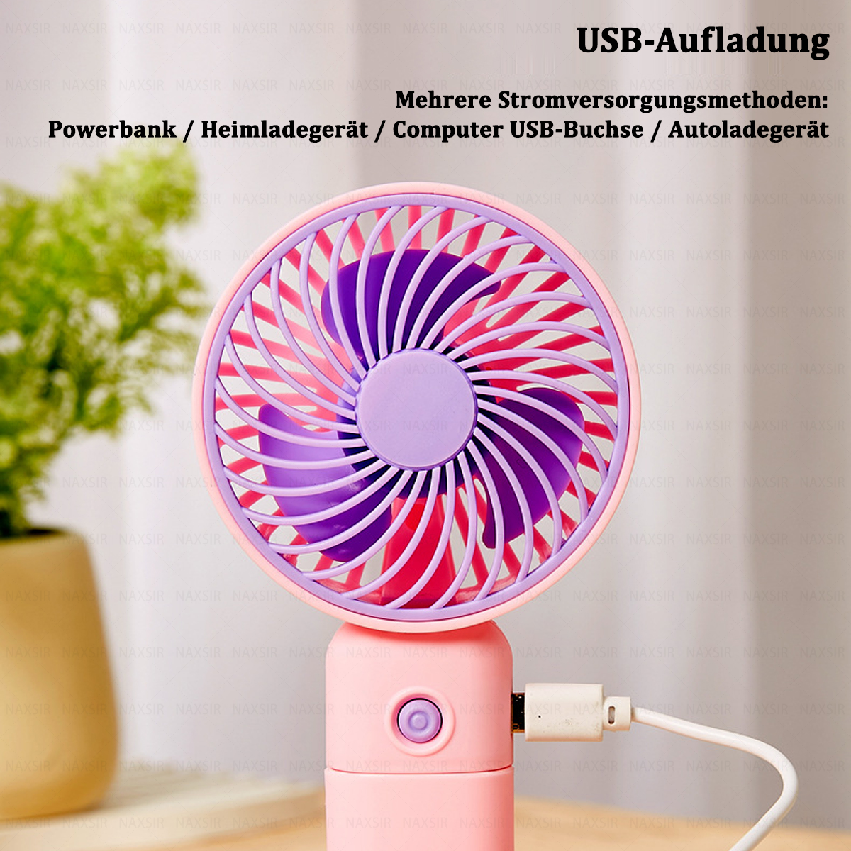 Nahaufnahme eines rosa-violetten Mini-Ventilators mit eingestecktem USB-Kabel.