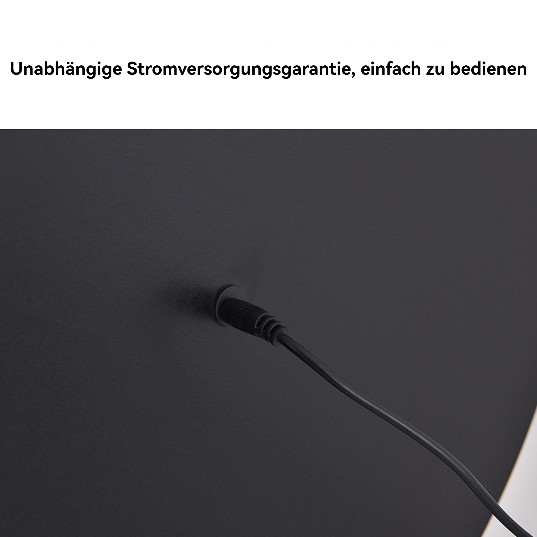 Ein schwarzes Kabel, das in eine schwarze Oberfläche gesteckt ist. Text auf Deutsch: "Unabhängige Stromversorgungsgarantie, einfach zu bedienen".