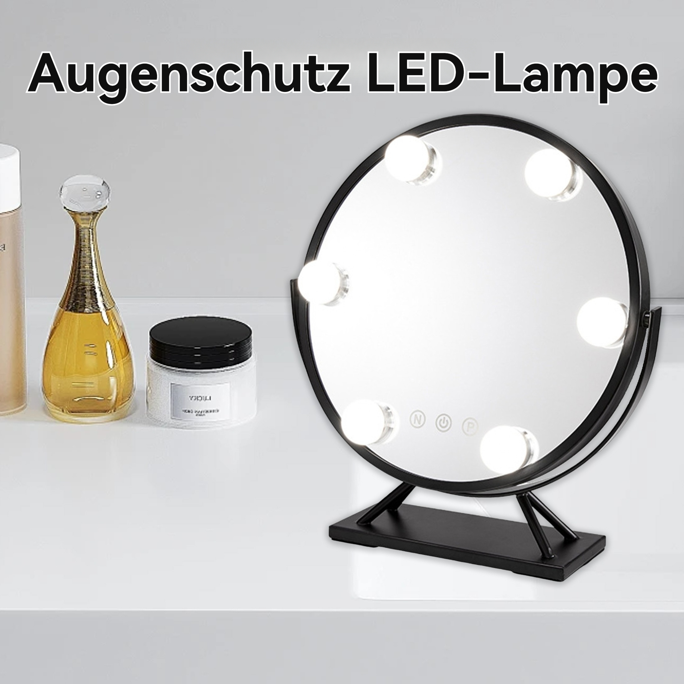 Runder schwarzer Schminkspiegel mit Lichtern auf weißer Oberfläche. Flaschen und ein Glas links vom Spiegel.