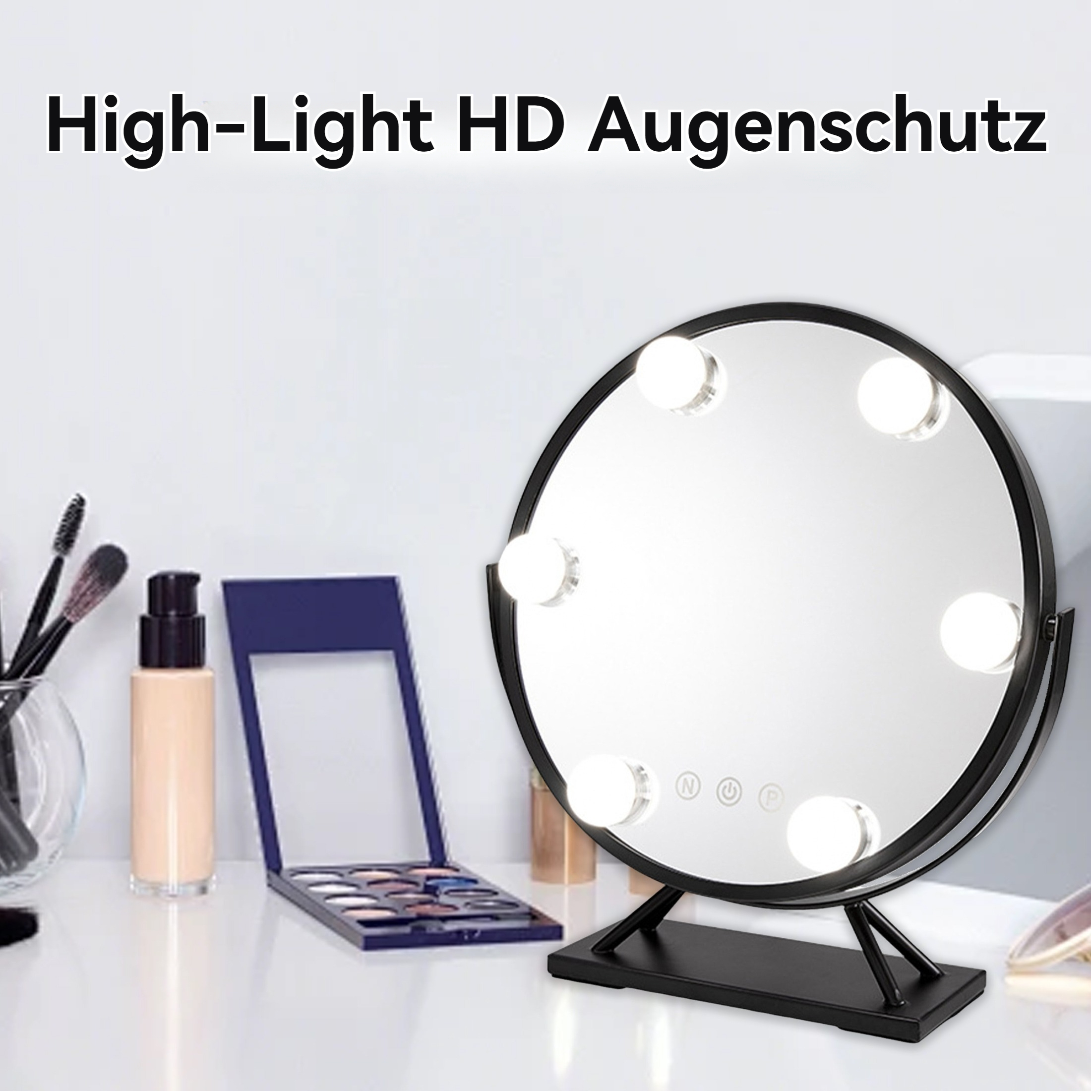 Runder schwarzer Schminkspiegel mit Lichtern und Make-up-Produkten auf einem weißen Tisch. Das Setting wirkt sauber.