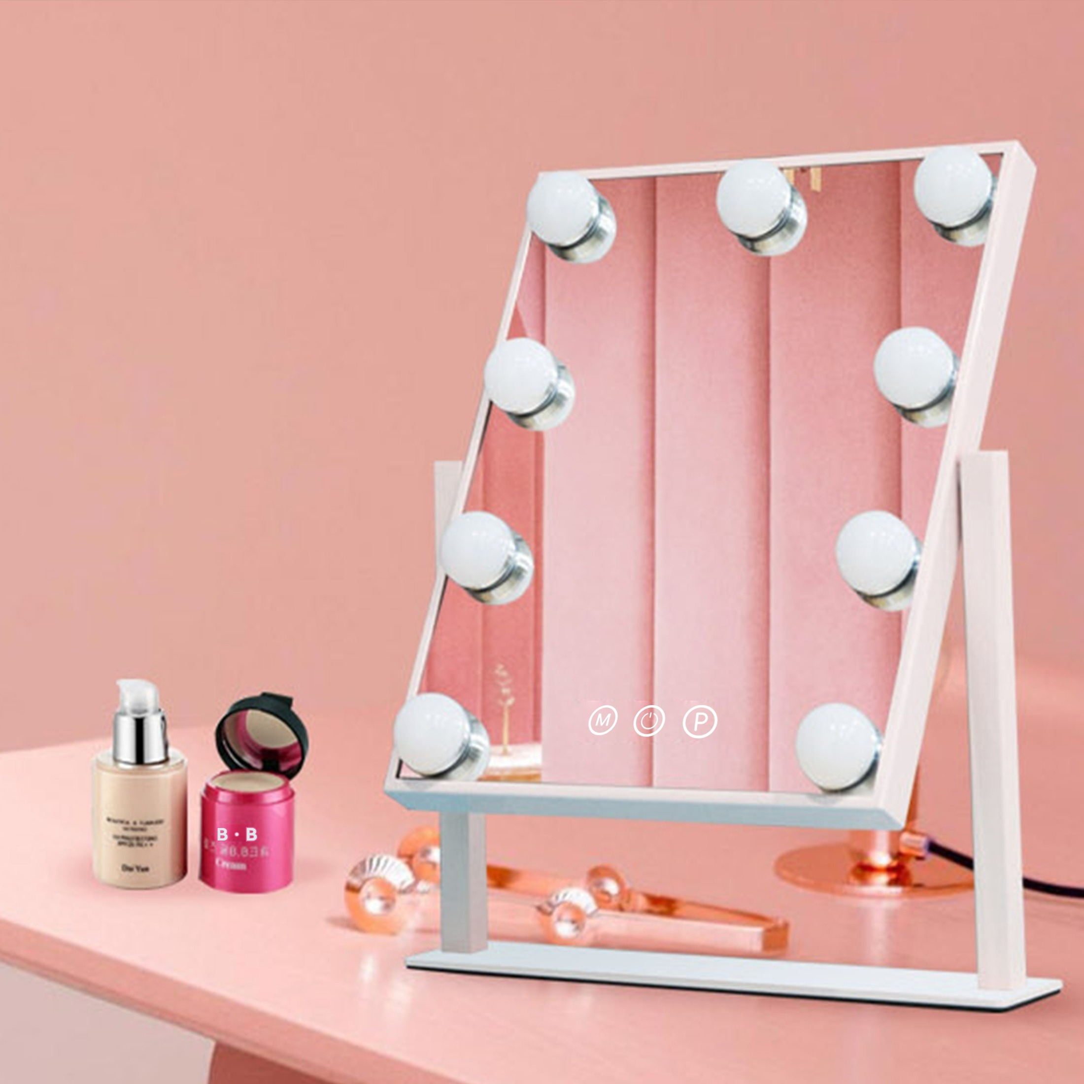 Schminkspiegel mit Lichtern, Make-up-Artikeln, rosa Hintergrund und Tisch.