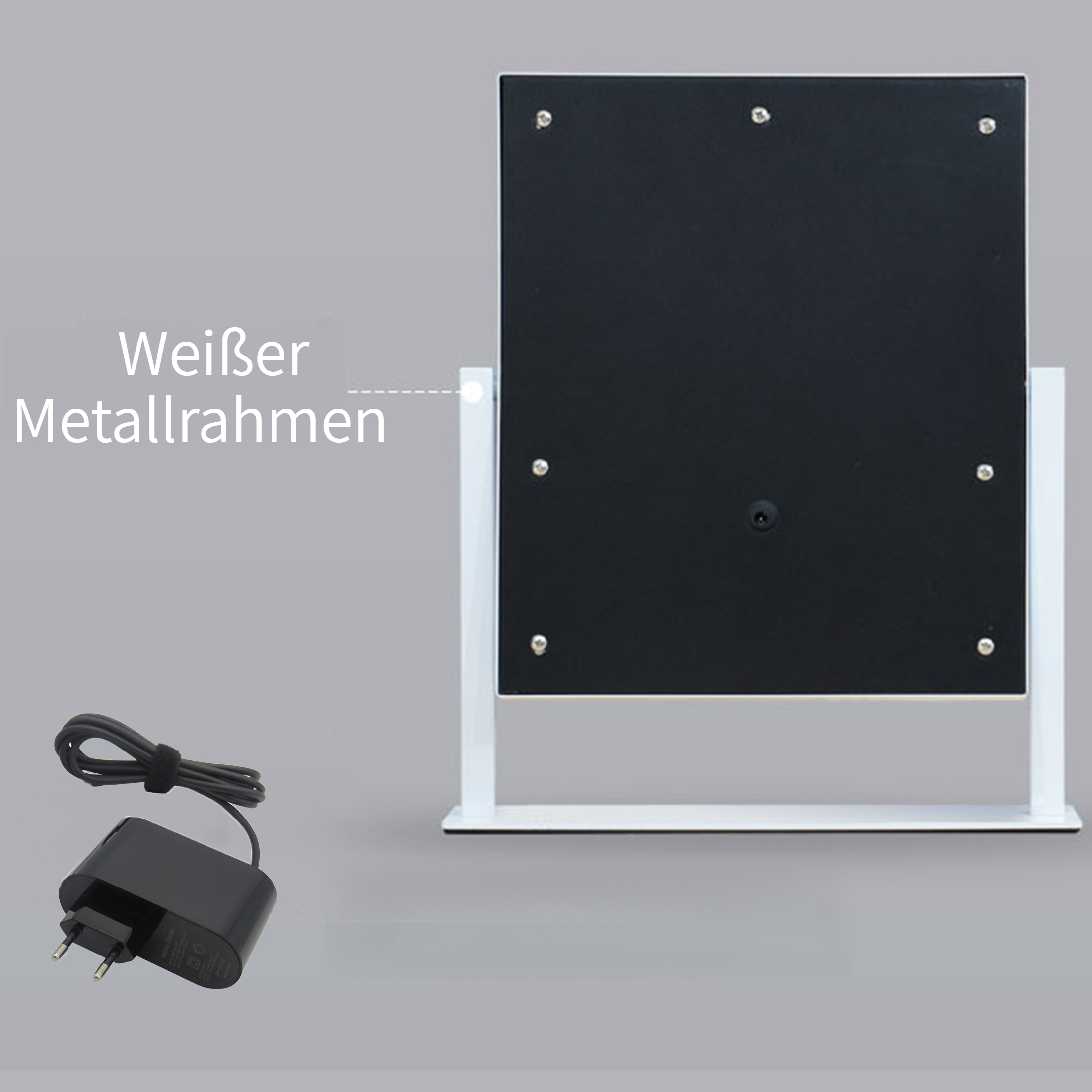 Schwarz-weißer beleuchteter Spiegel auf weißem Ständer. Netzteil links.