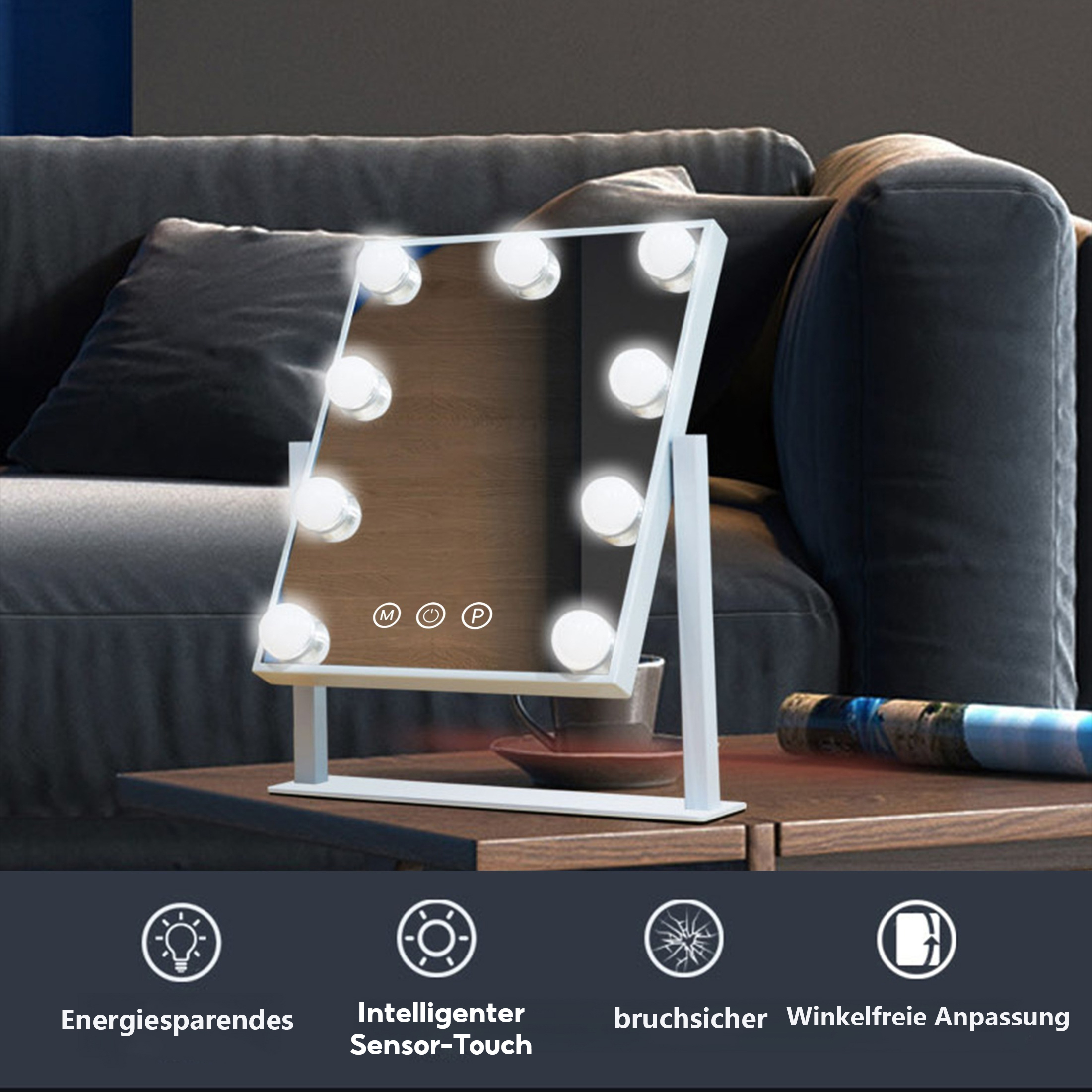 Beleuchteter Schminkspiegel auf Holztisch mit Sofa im Hintergrund.