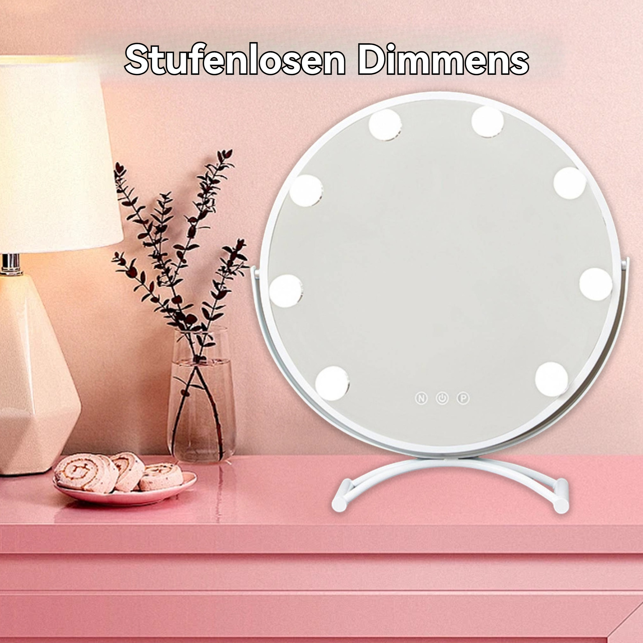 Runder weißer Spiegel mit Lichtern, auf rosa Oberfläche, mit Lampe und Deko.