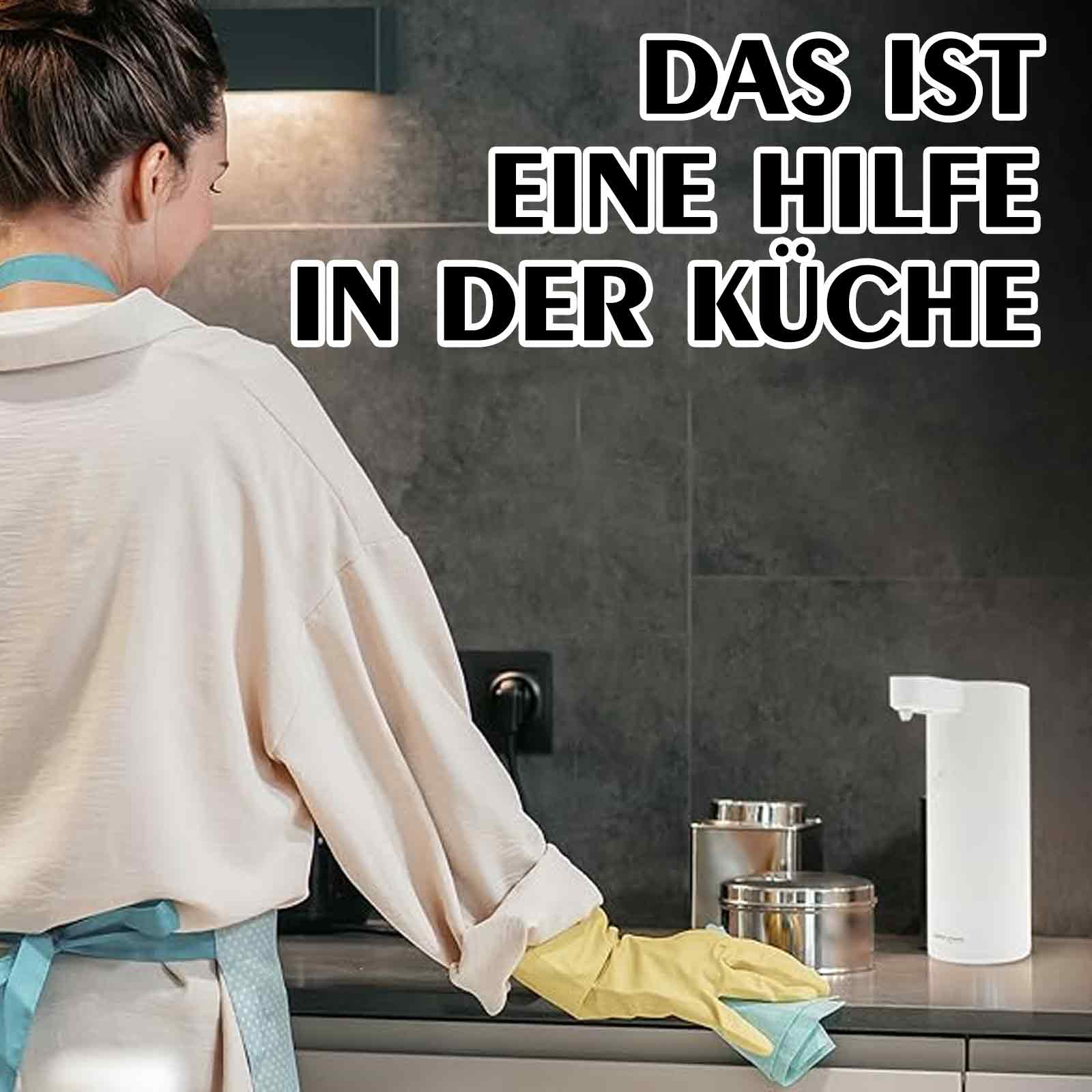 Eine Frau putzt eine Oberfläche mit gelbem Handschuh. Ein weißer Seifenspender rechts.