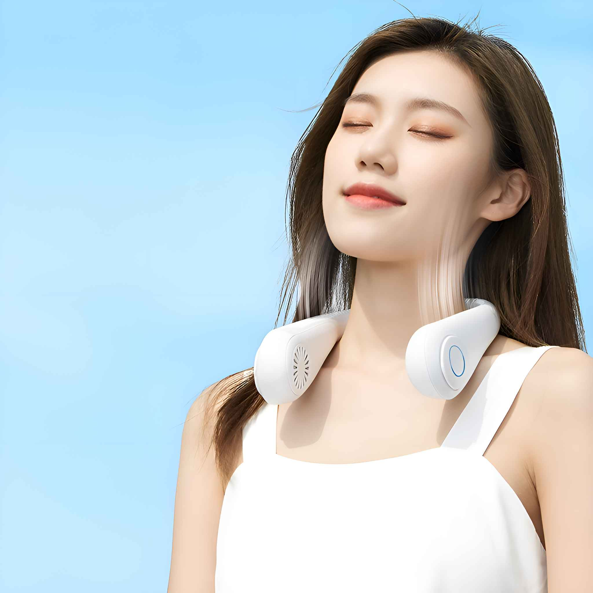 Eine Frau, die einen weißen Nackenventilator mit blauem Himmel im Hintergrund trägt.