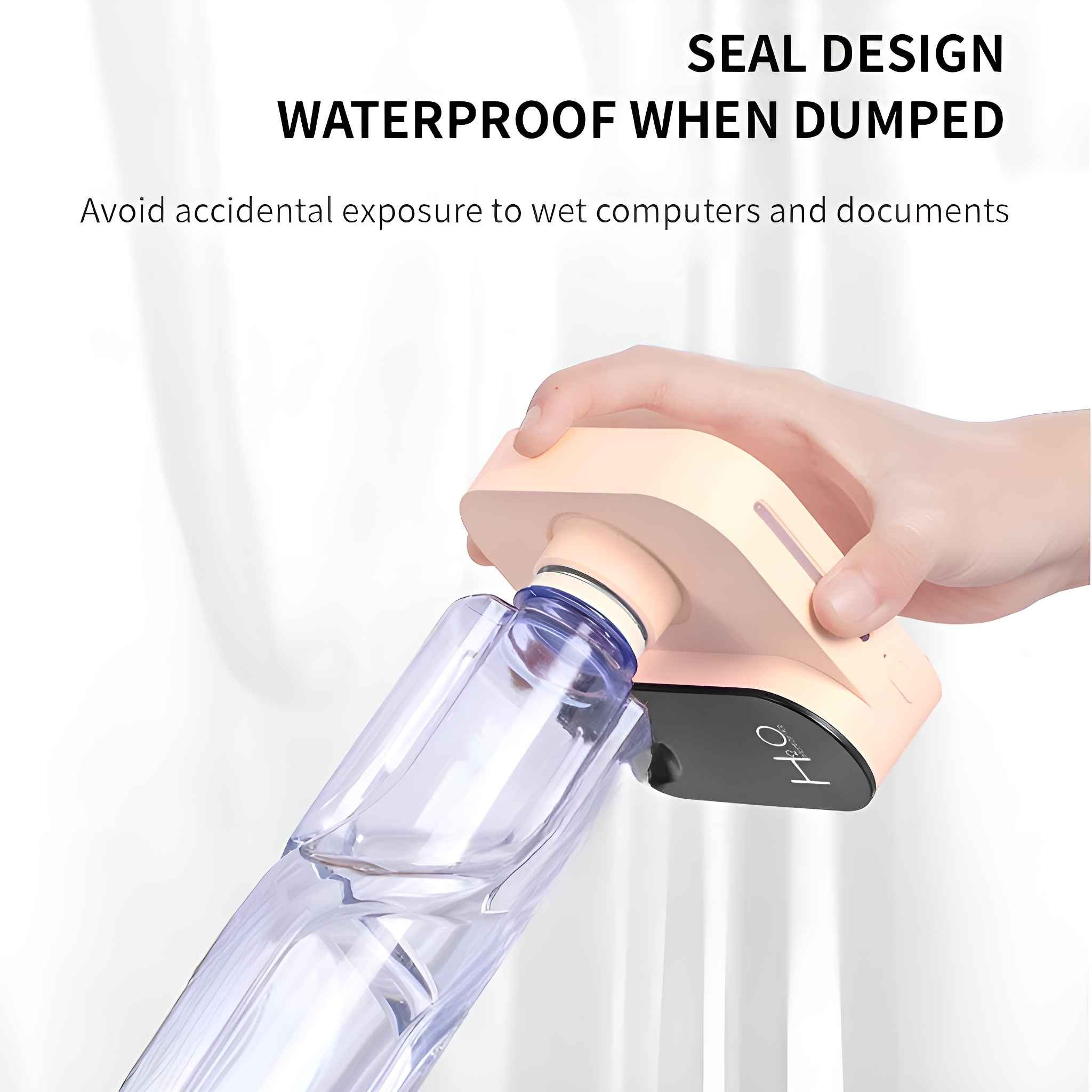 Ein rosafarbenes Gerät wird mit Wasser gefüllt. Der Text oben besagt wasserdichtes Design.