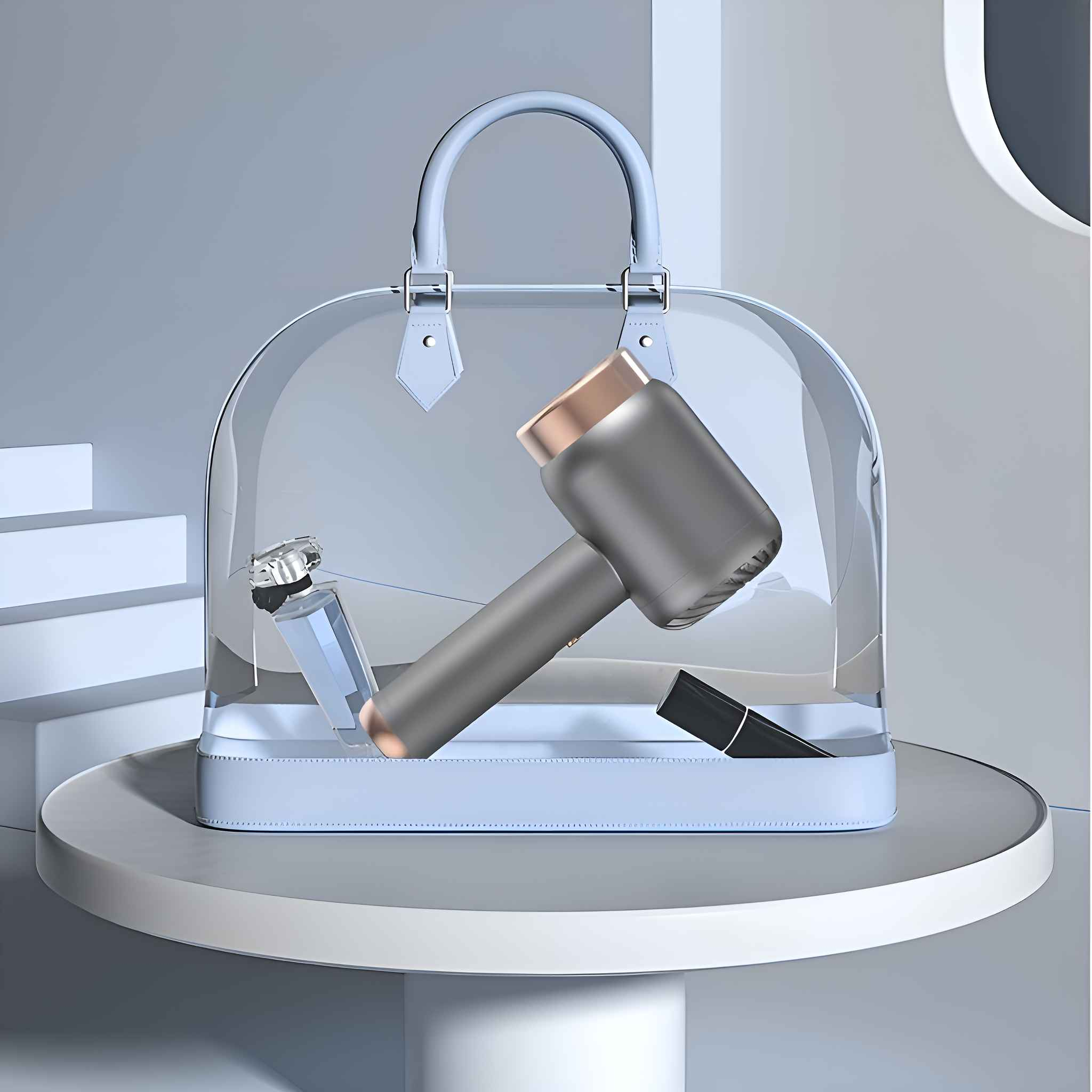 Haartrockner, Parfümflasche und Make-up in einer transparenten Handtasche auf einem Tisch.