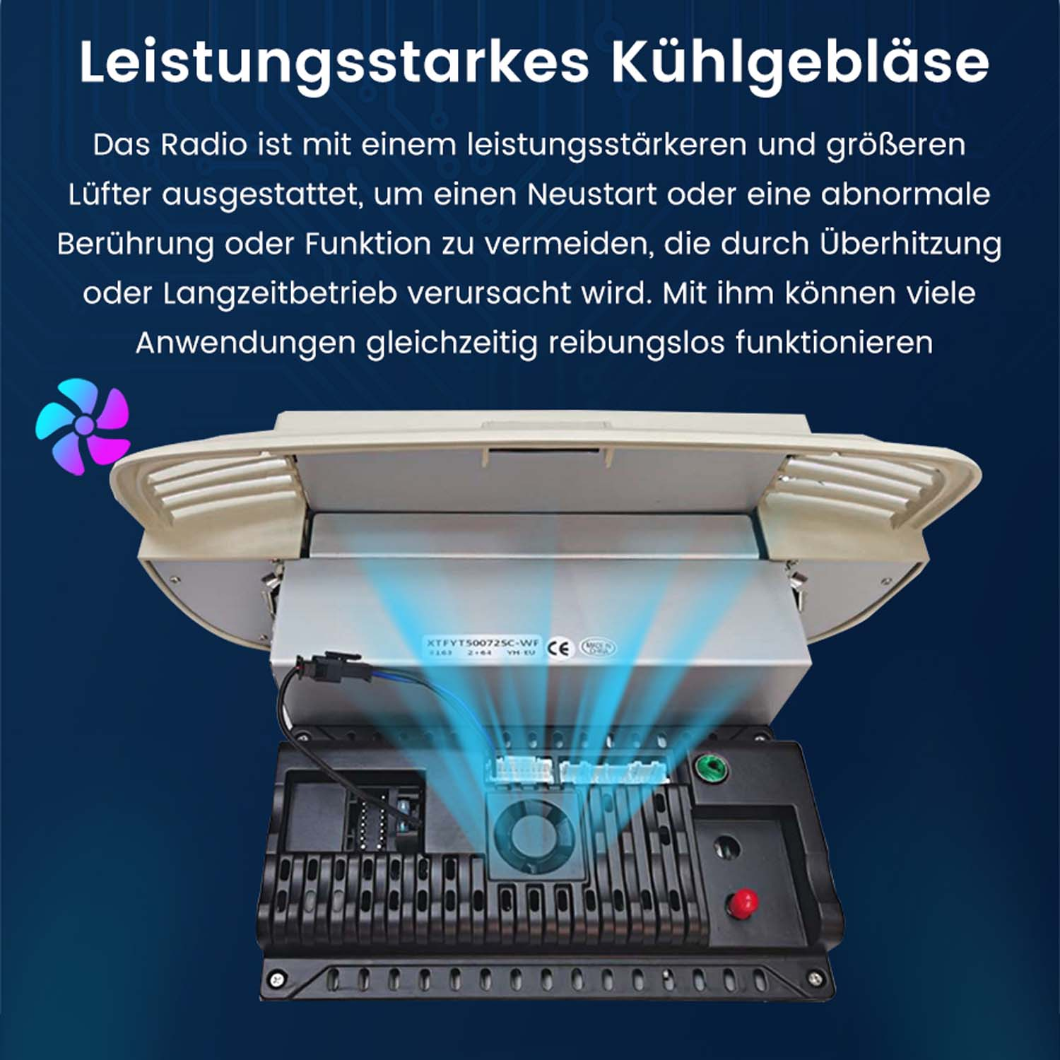 Komponenten des Auto-Multimedia-Systems mit Lüfter und internen Komponenten, vor blauem Hintergrund.