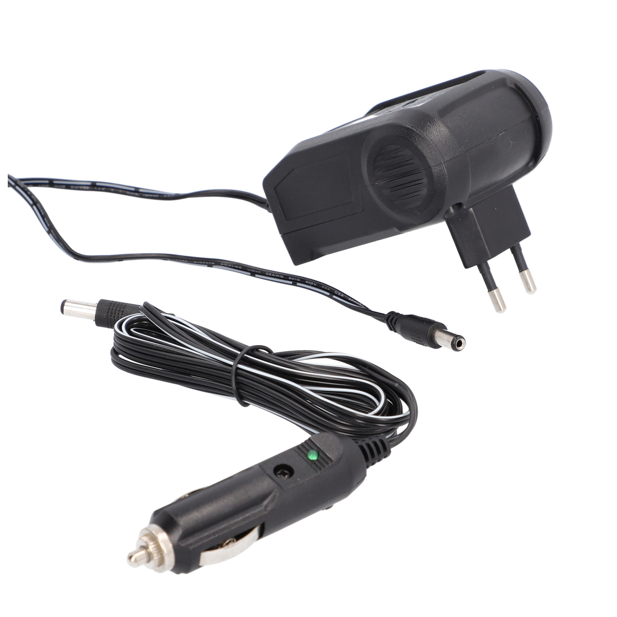 Schwarzer Netzadapter und Autoladekabel. Isoliert auf weißem Hintergrund. Das Ladegerät befindet sich oben.