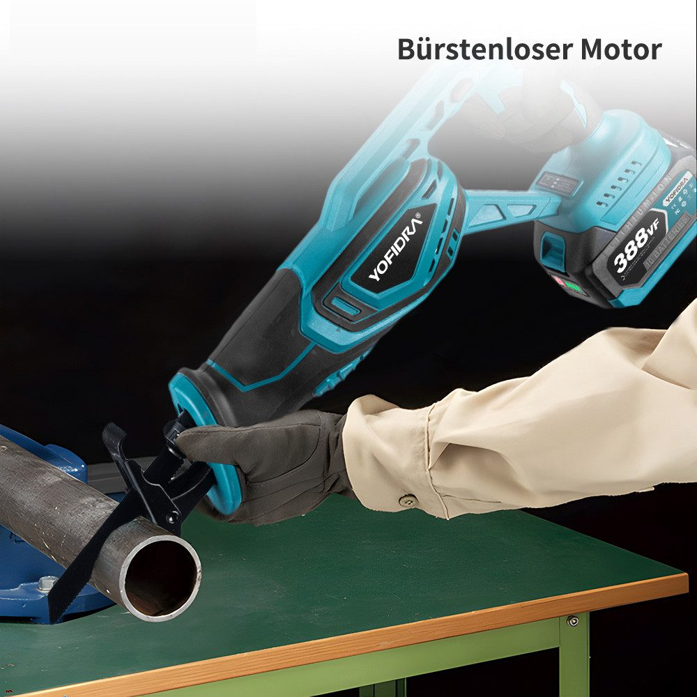Eine behandschuhte Hand benutzt eine blau-schwarze Yofidra Säbelsäge, um ein Metallrohr auf einem grünen Tisch zu schneiden.