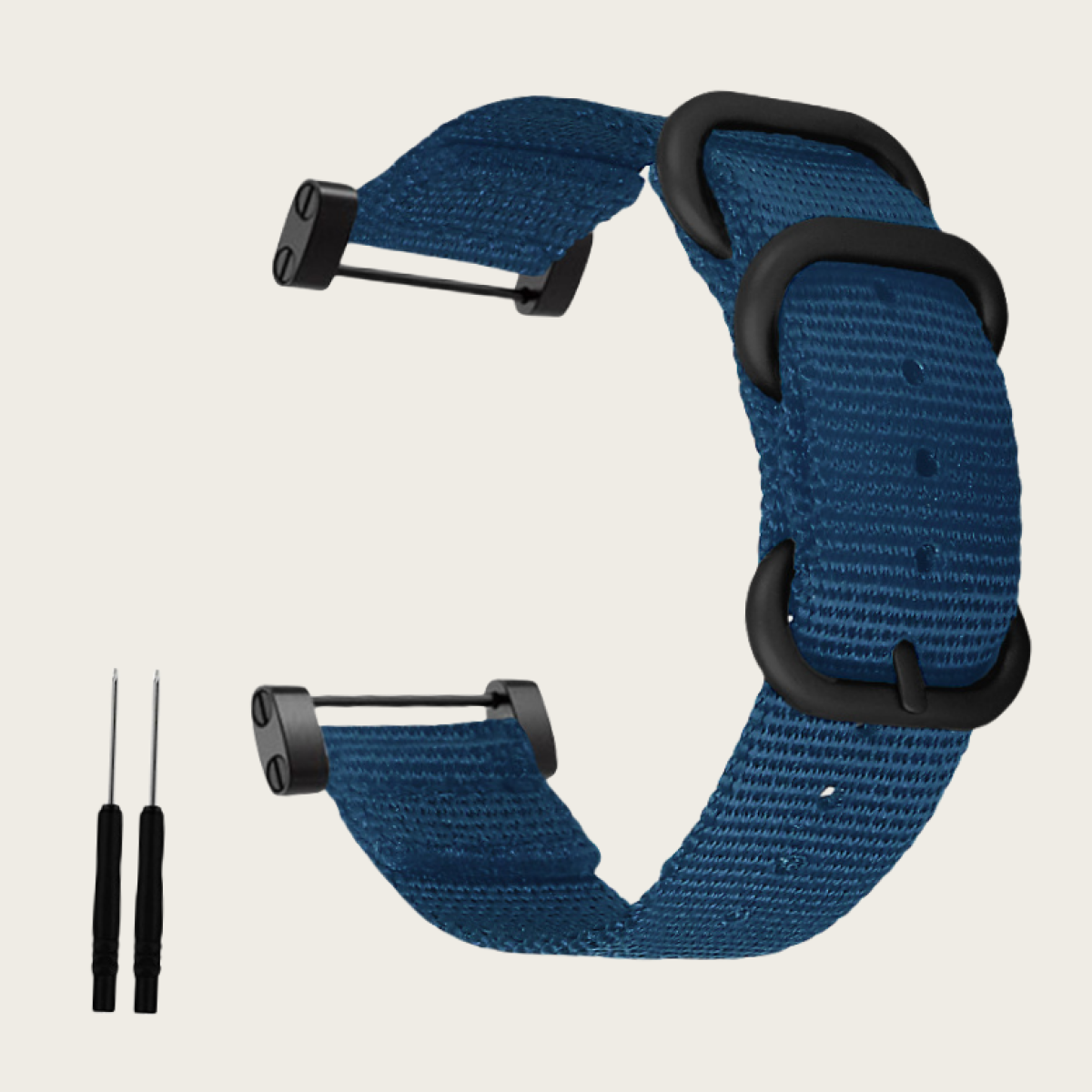 Ein blaues Uhrenarmband mit schwarzen Schnallen und zwei kleinen schwarzen Werkzeugen auf hellcremefarbenem Hintergrund.