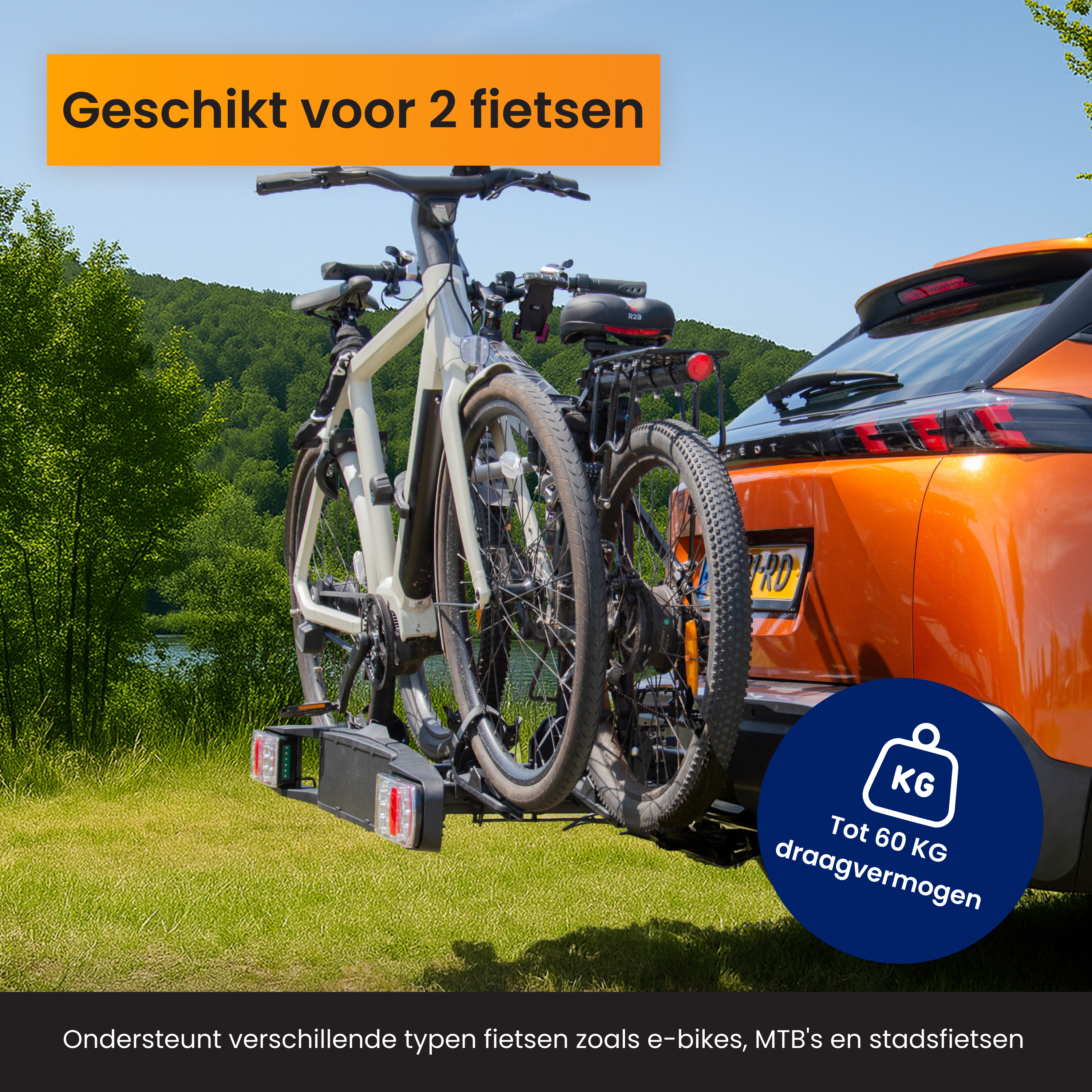 Voiture orange avec porte-vélos, deux vélos, contre colline verte et ciel.