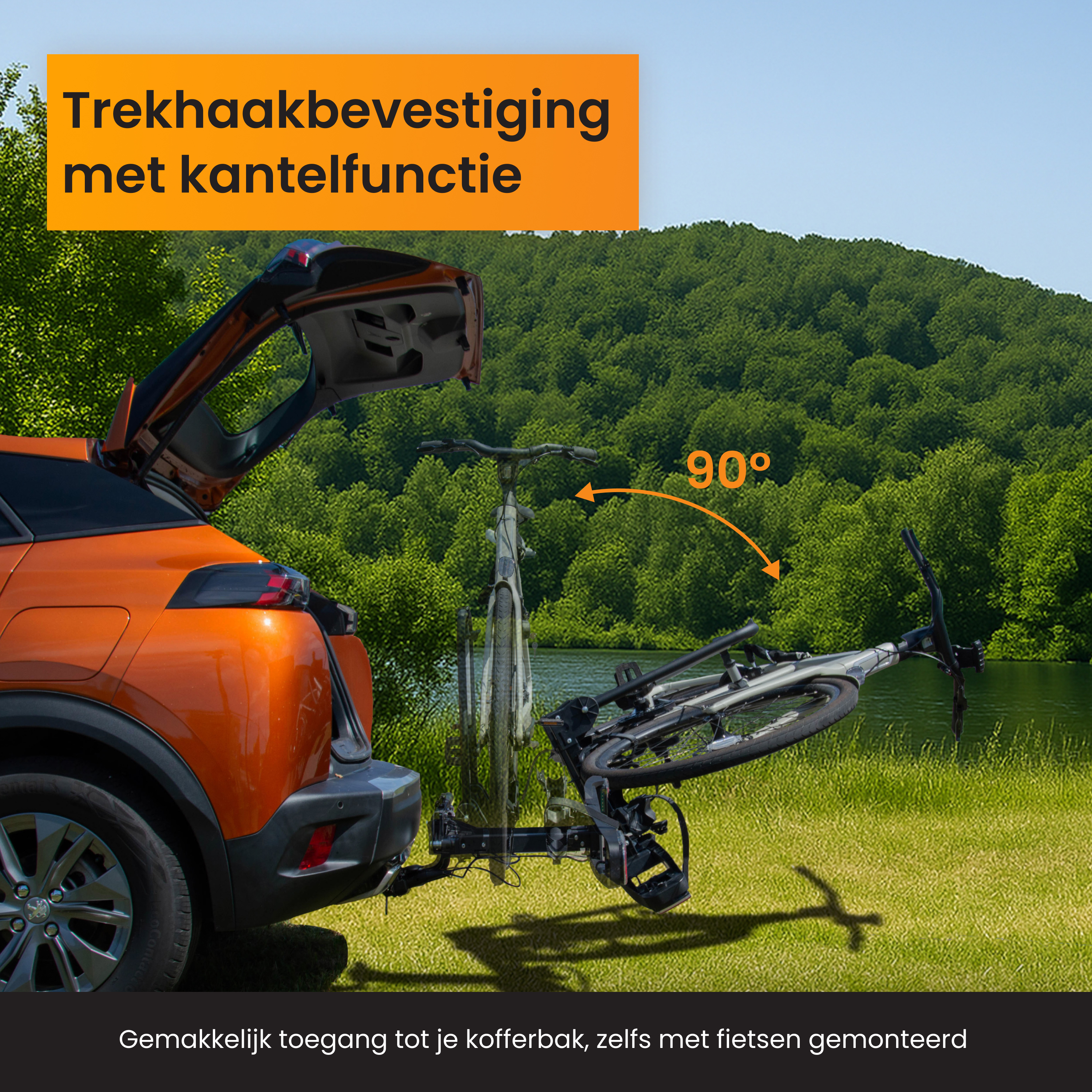 Voiture orange avec porte-vélos, un vélo incliné à 90 degrés, collines vertes en arrière-plan.