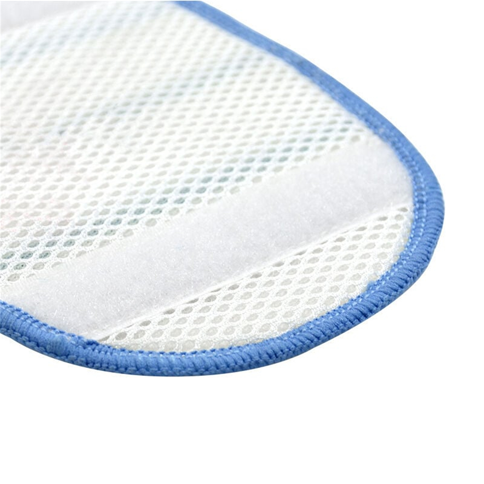 Nahaufnahme eines weißen Netzpolsters mit blauem Rand, mit einem weißen Klettstreifen.
