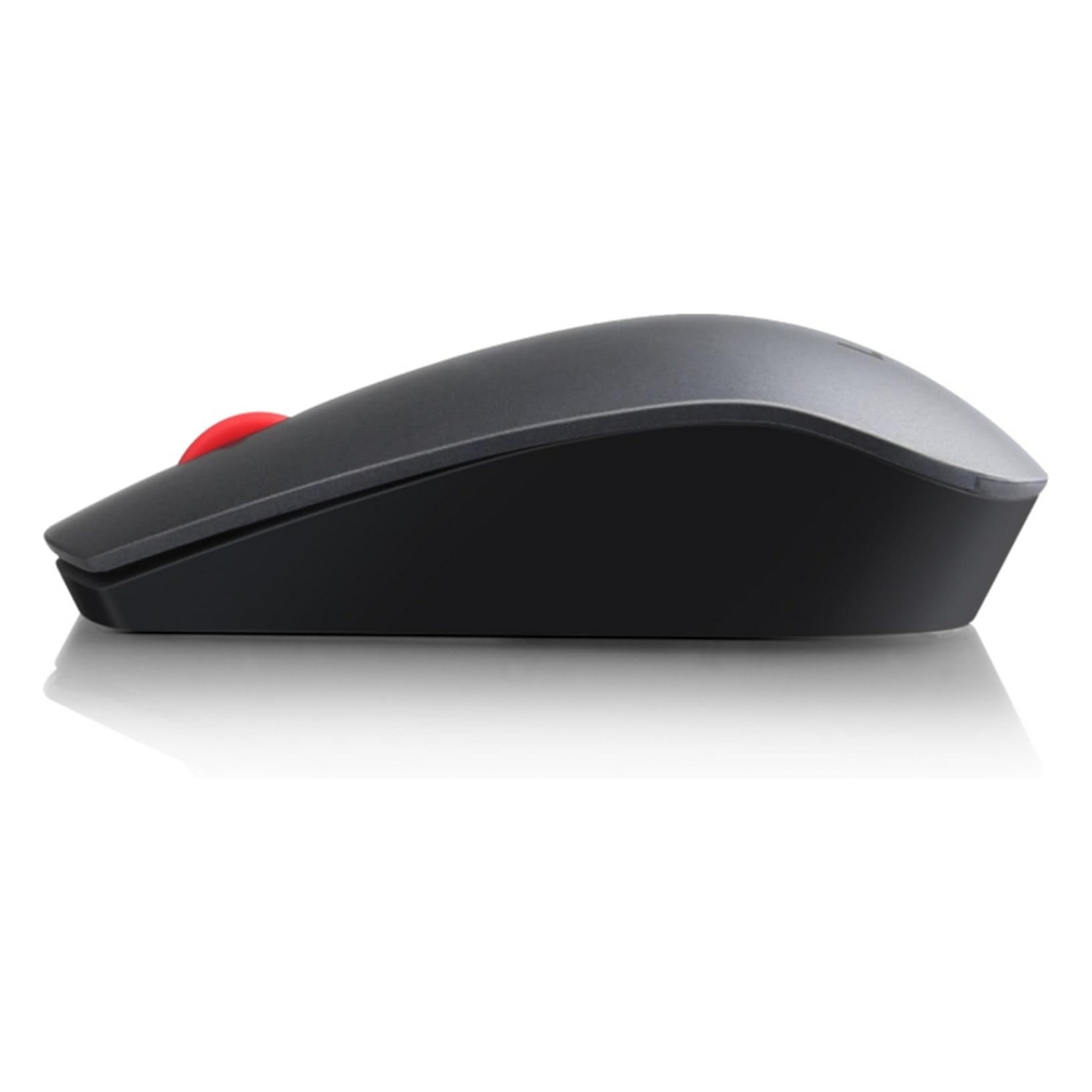 Zijaanzicht van een zwarte draadloze muis met een rood scrollwiel op een witte achtergrond.
