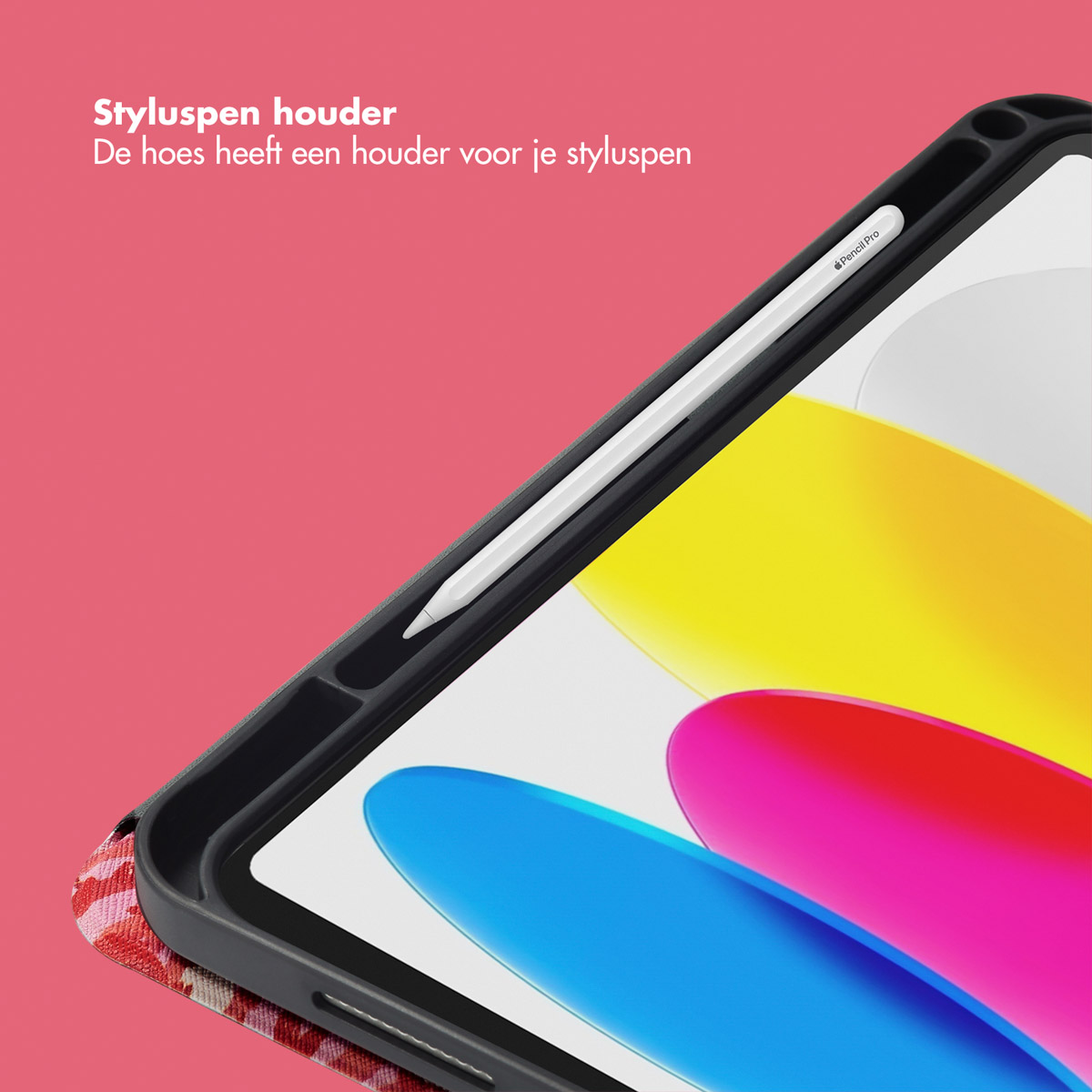 Close-up van een iPad met stylus in een houder. Het scherm toont een kleurrijk abstract beeld tegen een roze achtergrond.