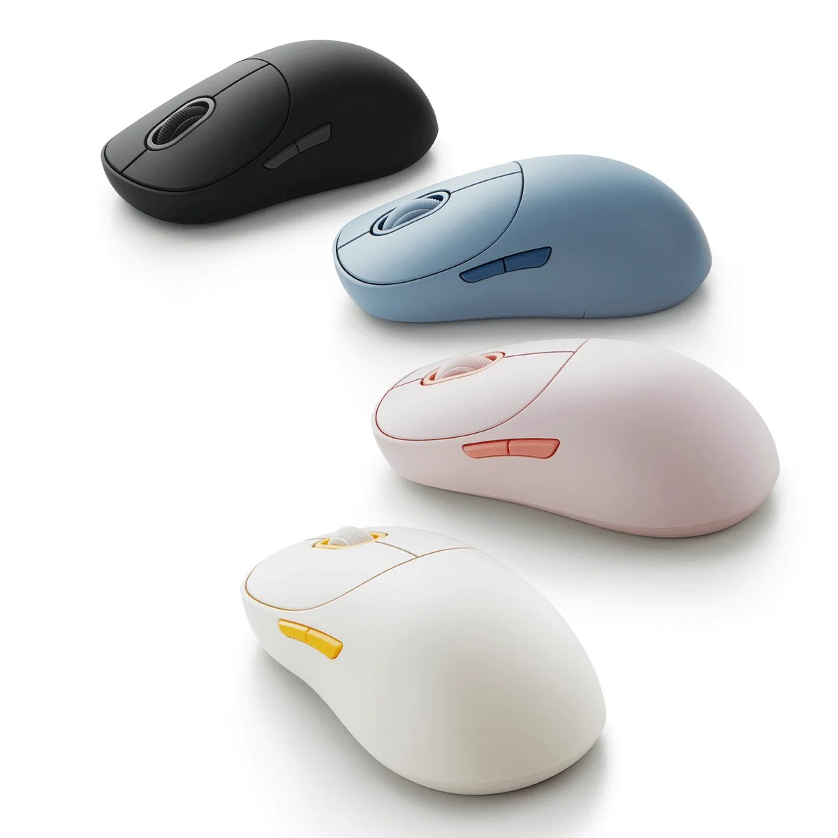 Quattro mouse wireless di diversi colori: nero, blu, rosa e bianco, su sfondo bianco.