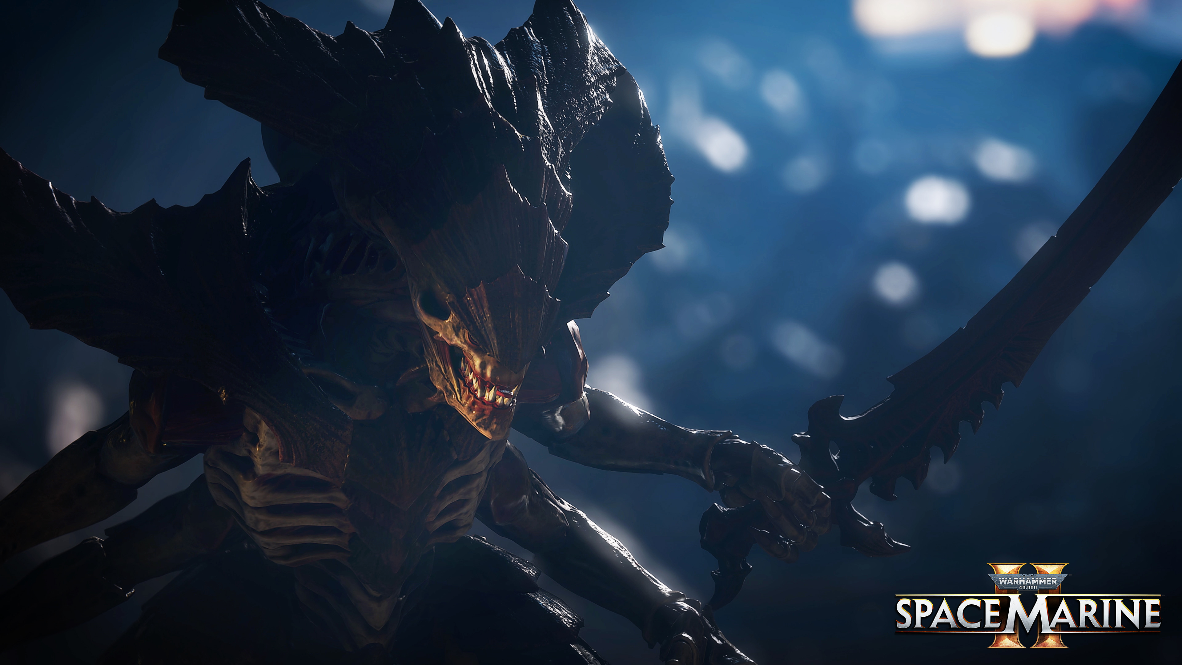 Zbliżenie potwornego stworzenia z gry Space Marine, trzymającego duży miecz.