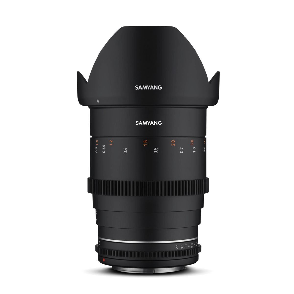 Czarny obiektyw z osłoną przeciwsłoneczną. SAMYANG na obiektywie.