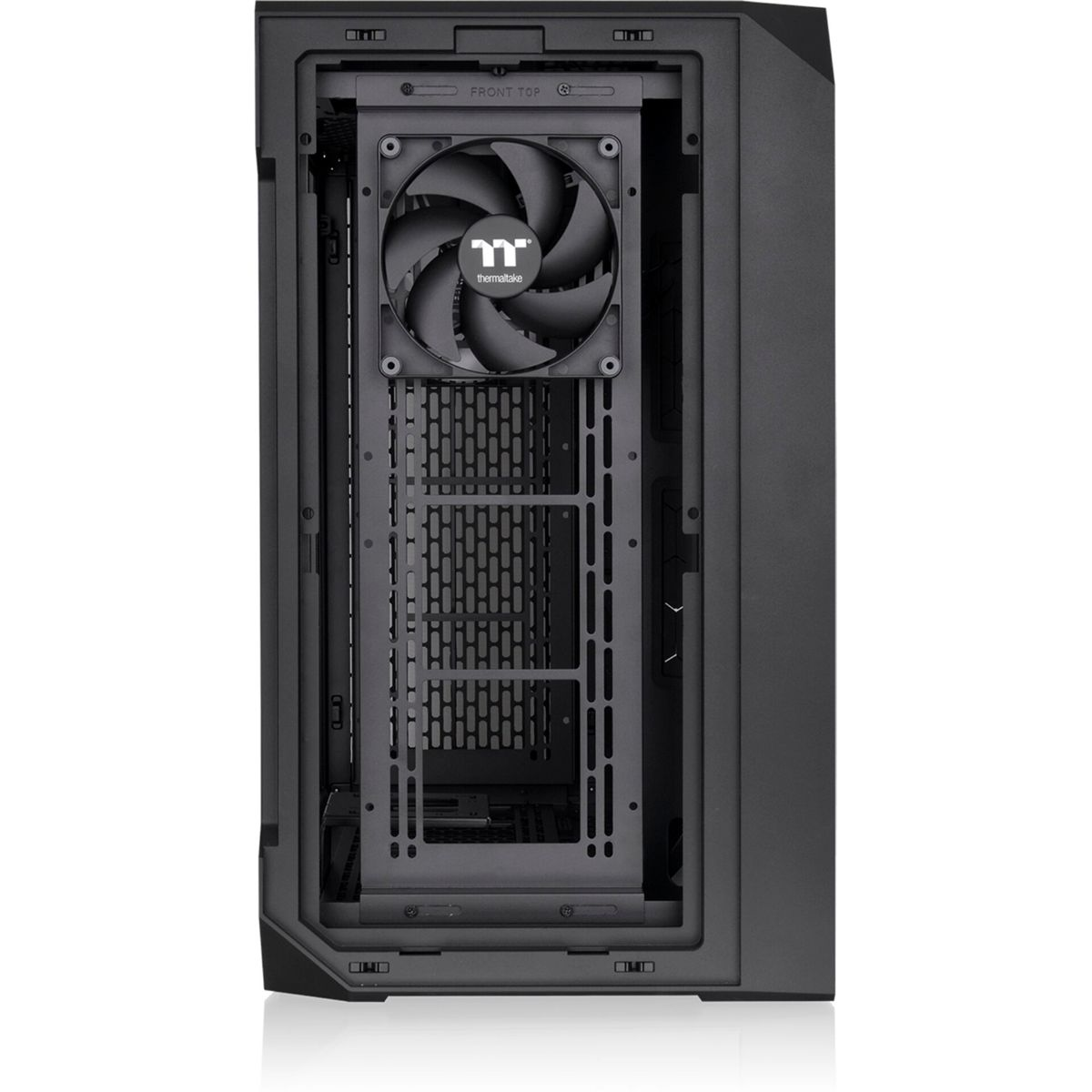 Interno di un case per computer nero con una ventola e spazio per i componenti.