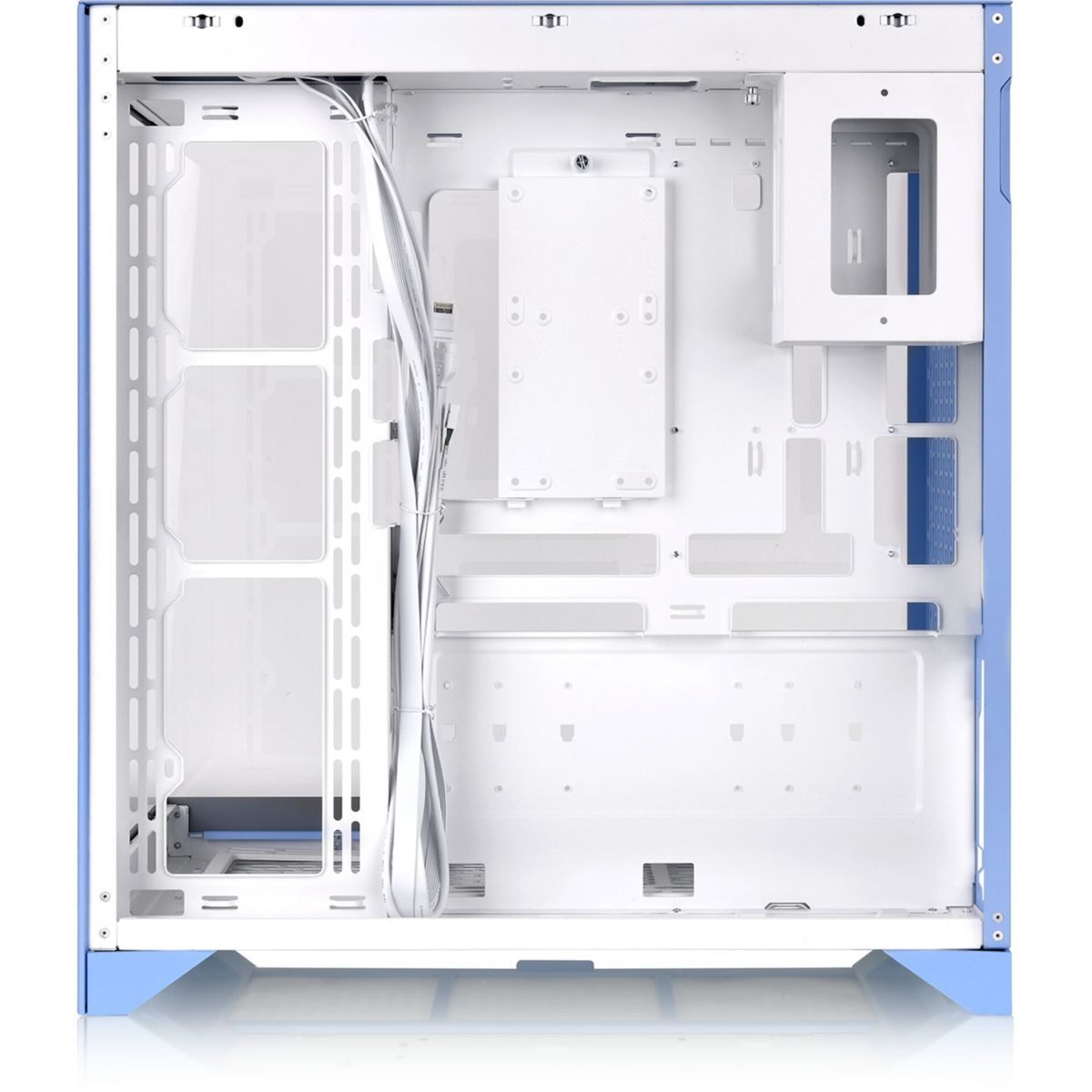 Interno di un case per computer blu e bianco. È vuoto, mostrando la struttura interna.