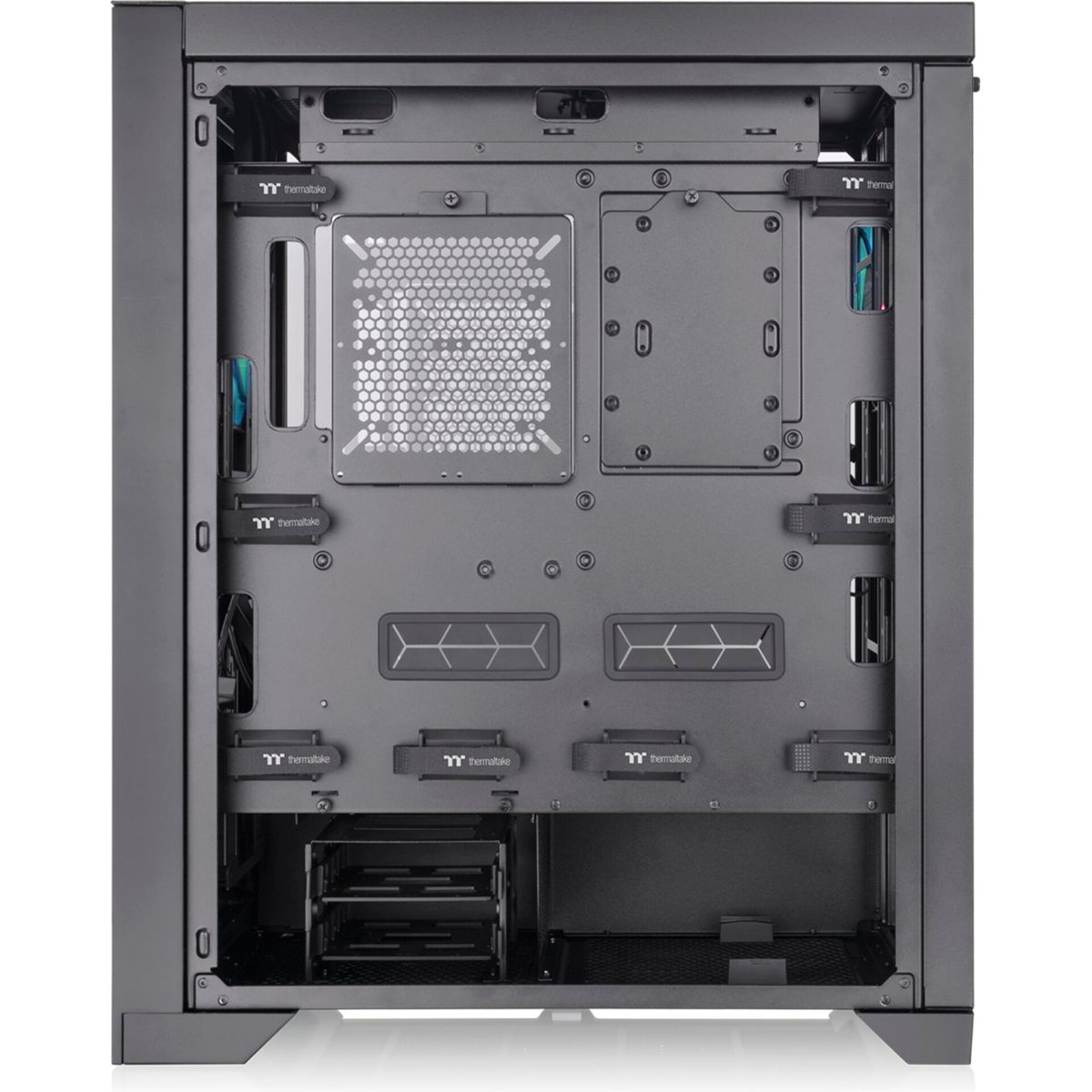Ein offenes, schwarzes Computergehäuse. Das Innere zeigt verschiedene Komponenten, einschließlich Montagehalterungen und ein Mesh-Panel.
