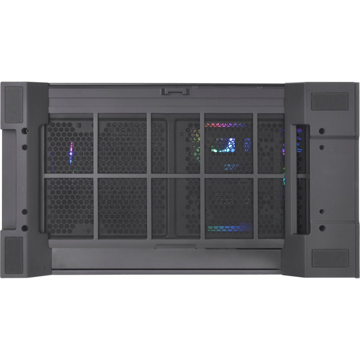 Die Unteransicht eines Computergehäuses. Es hat ein Gitter, vier Füße und Löcher für Lüfter. Die Farben sind Schwarz und Grau.