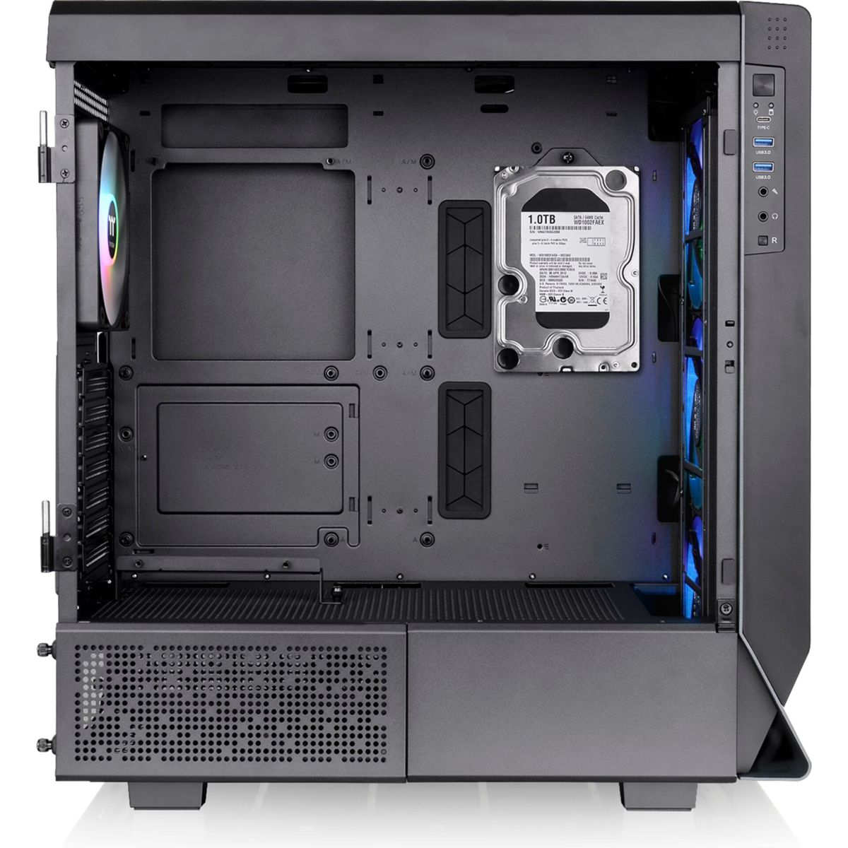 Innerhalb eines Computergehäuses mit Komponenten. Dunkelgrau mit Festplatte.