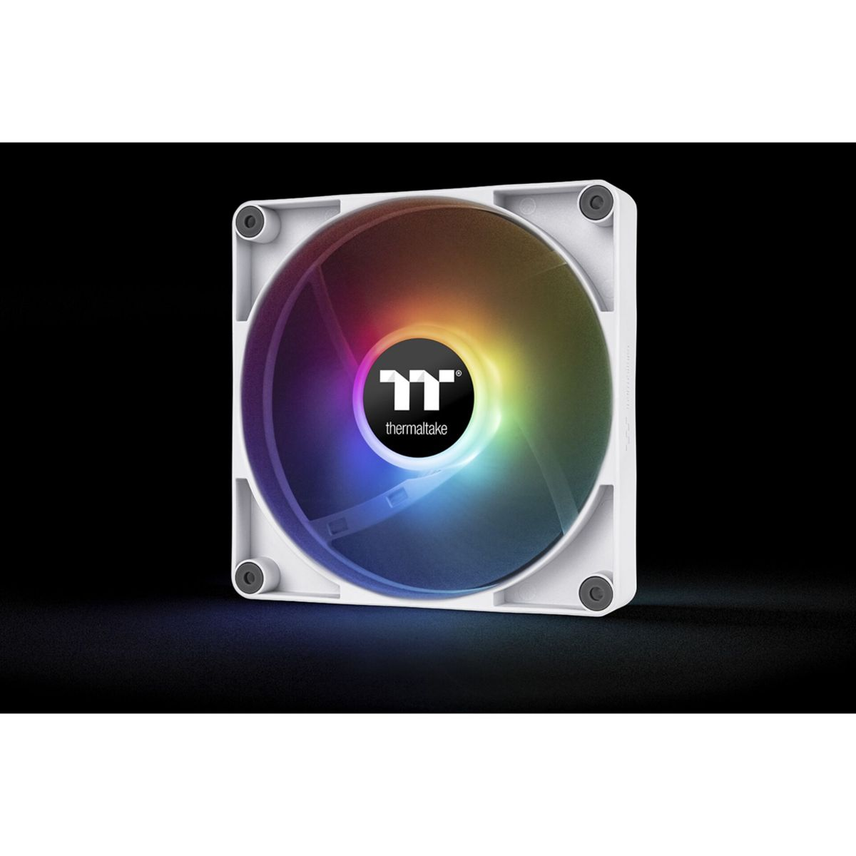 Un ventilateur carré blanc avec une lumière aux couleurs de l'arc-en-ciel. Le logo Thermaltake est au centre.