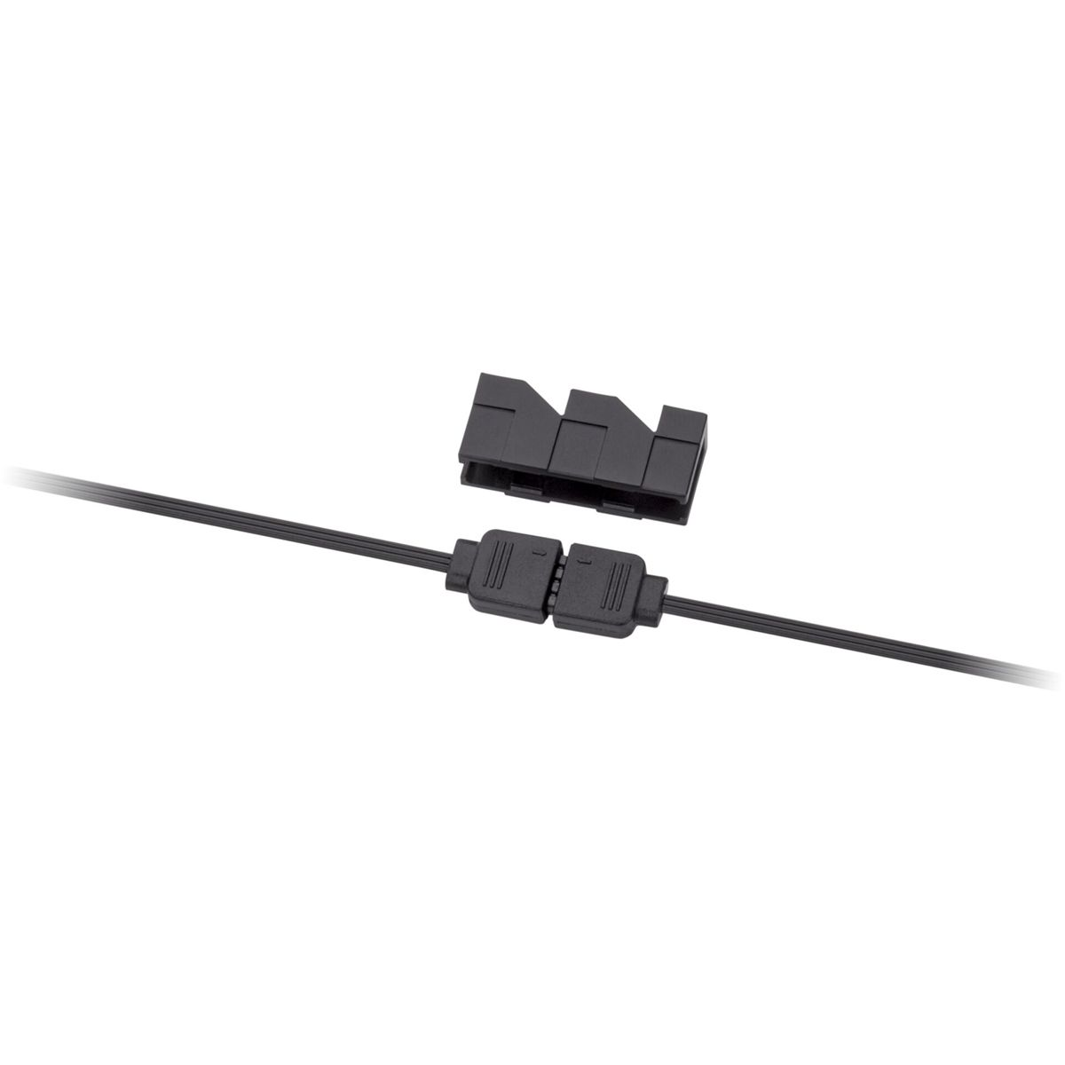 Schwarzes Kabel mit Stecker und abgetrenntem Teil. Weißer Hintergrund.