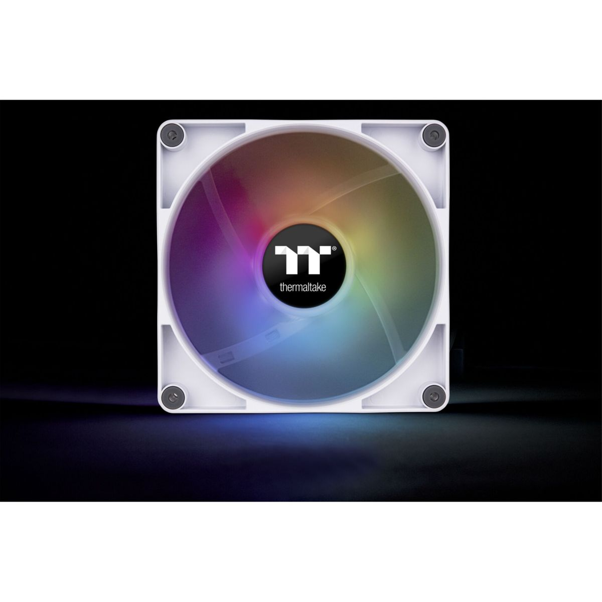 Ein weißer Computerlüfter mit einem mehrfarbigen Zentrum. Es hat das Thermaltake-Logo und 4 Schrauben.