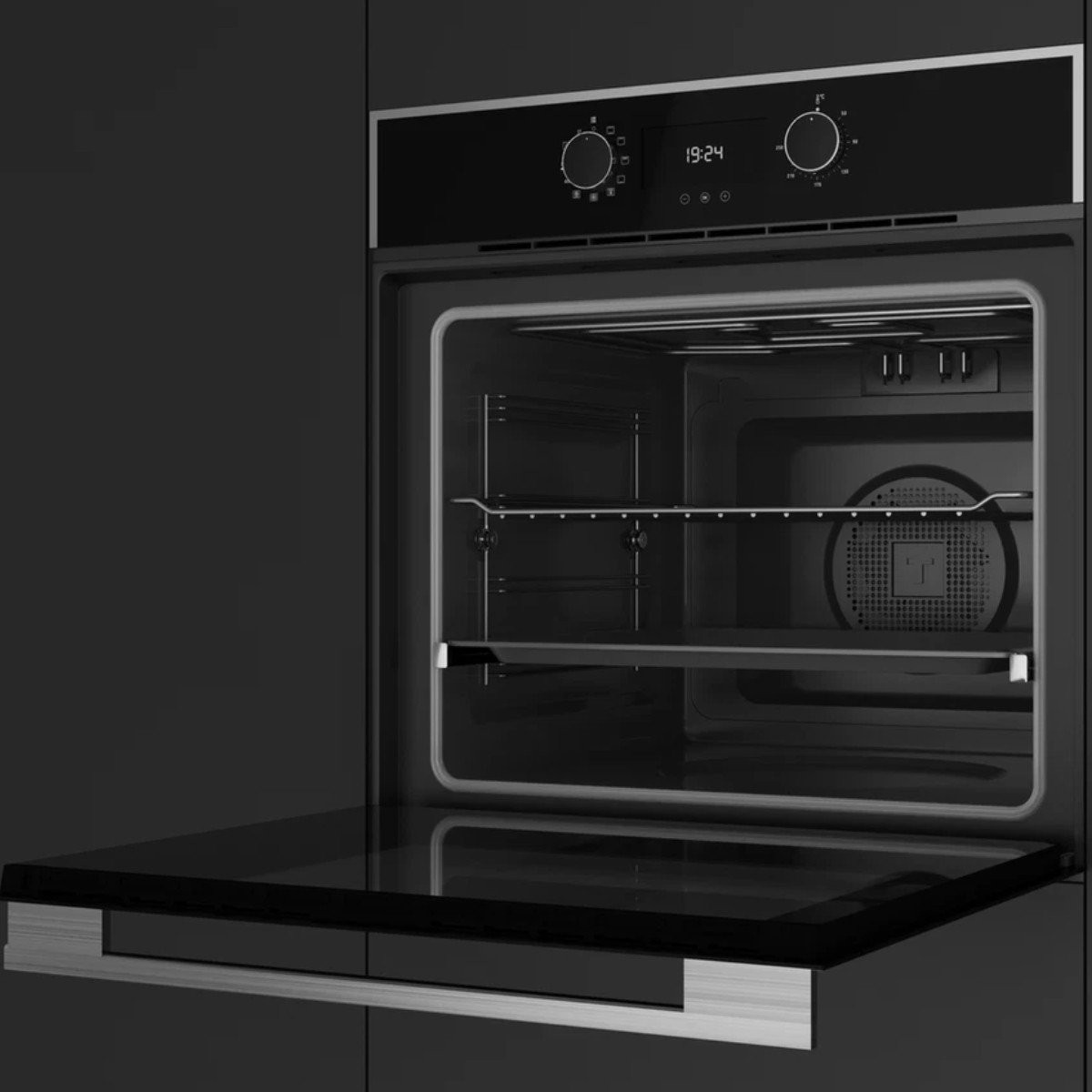 Un horno negro con la puerta abierta. El horno está vacío con rejillas dentro. Un reloj digital muestra 19:24.