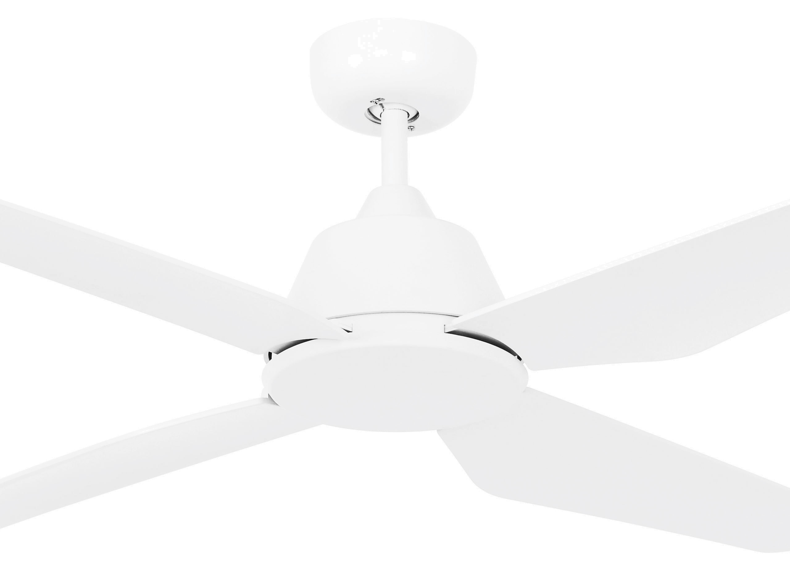 Nahaufnahme eines weißen Deckenventilators mit vier Flügeln. Der Ventilator befindet sich auf weißem Hintergrund.