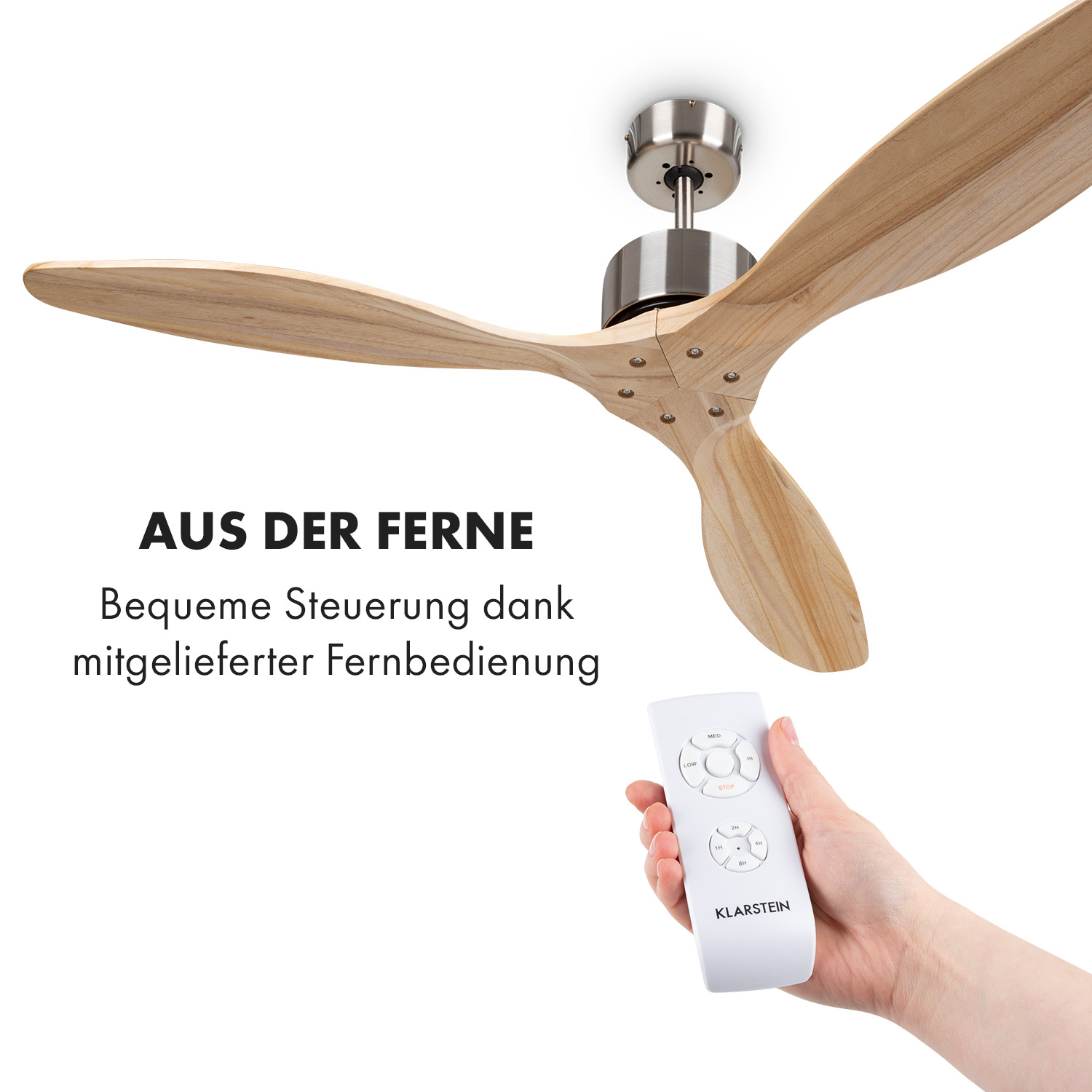 Una mano che tiene un telecomando che punta a un ventilatore da soffitto.