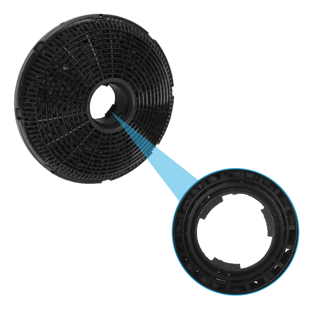 Nahaufnahme eines schwarzen Aktivkohlefilters. Das Mittelloch ist sichtbar, mit Innenrippen und Details.