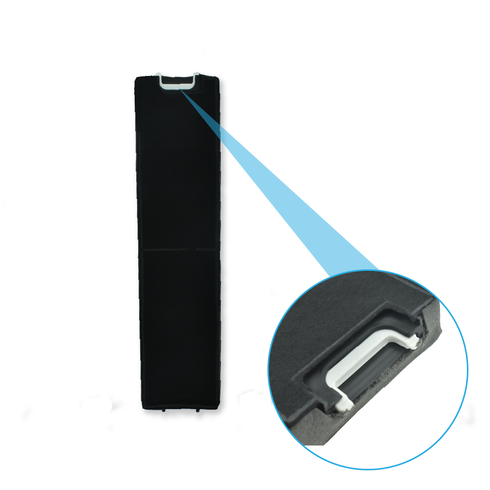 Ein schwarzer Filter mit weißem Clip, in Nahaufnahme gezeigt. Der Filter ist lang und rechteckig.