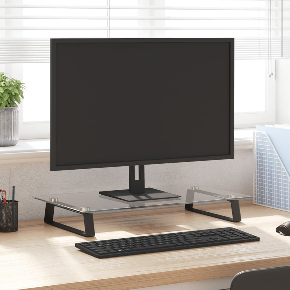 Schwarzer Monitor auf Glasständer, Tastatur und Schreibtisch.
