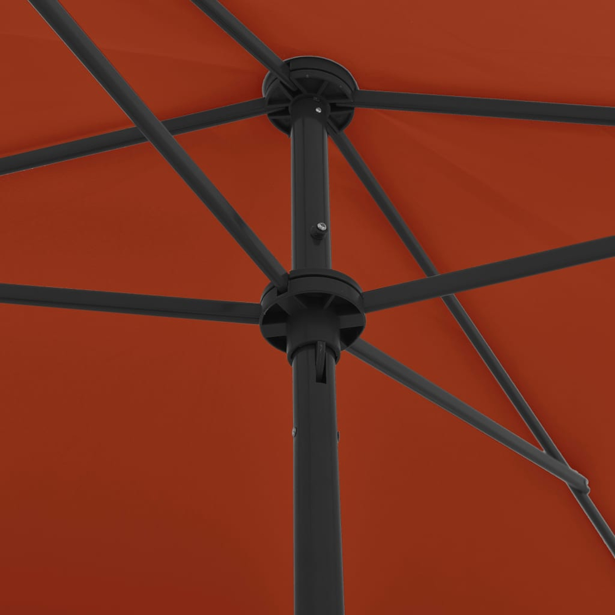 Ein von unten betrachteter orangefarbener Sonnenschirm mit zentraler Stange und Tragwerk.