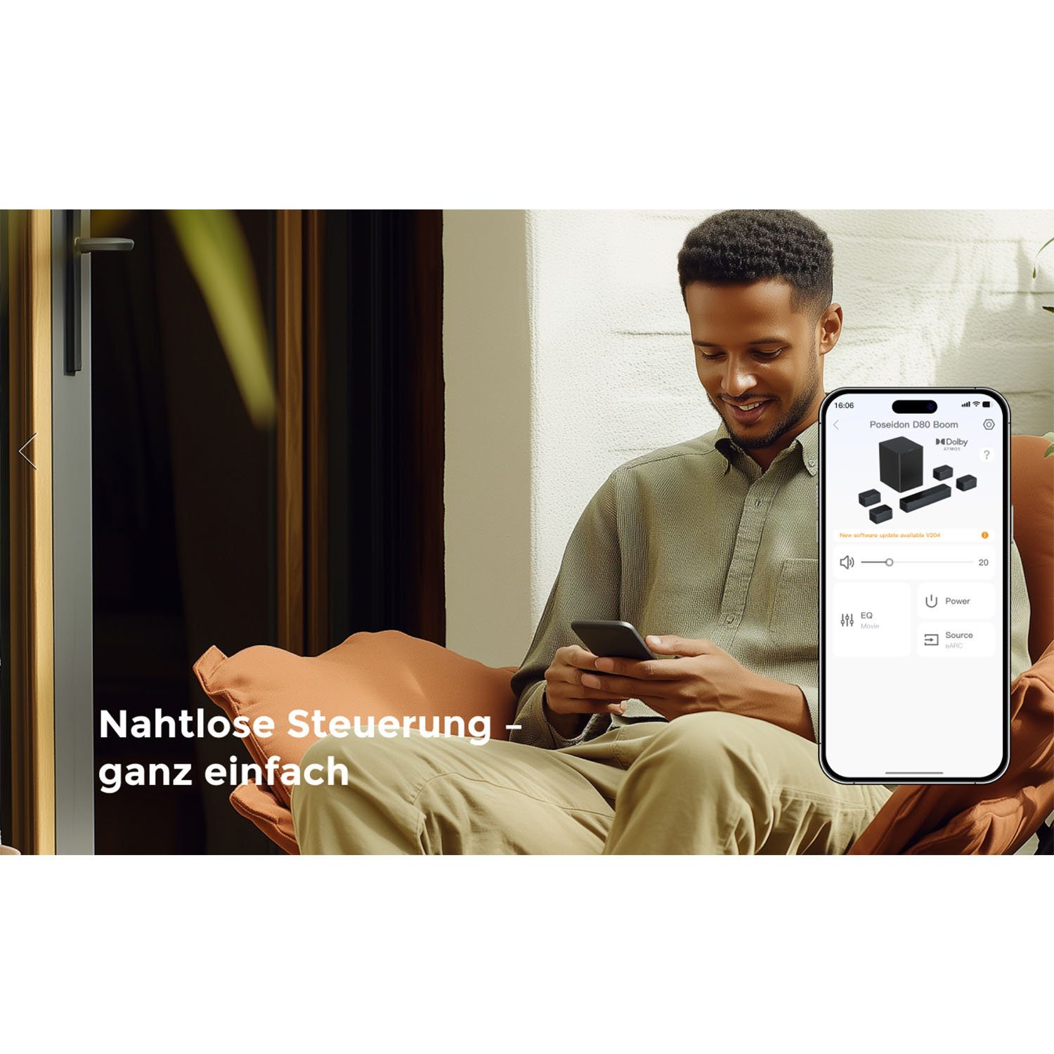 Mann benutzt ein Telefon mit einer App, die Audiogeräte zeigt. Er lächelt und sitzt draußen mit orangefarbenen Kissen.