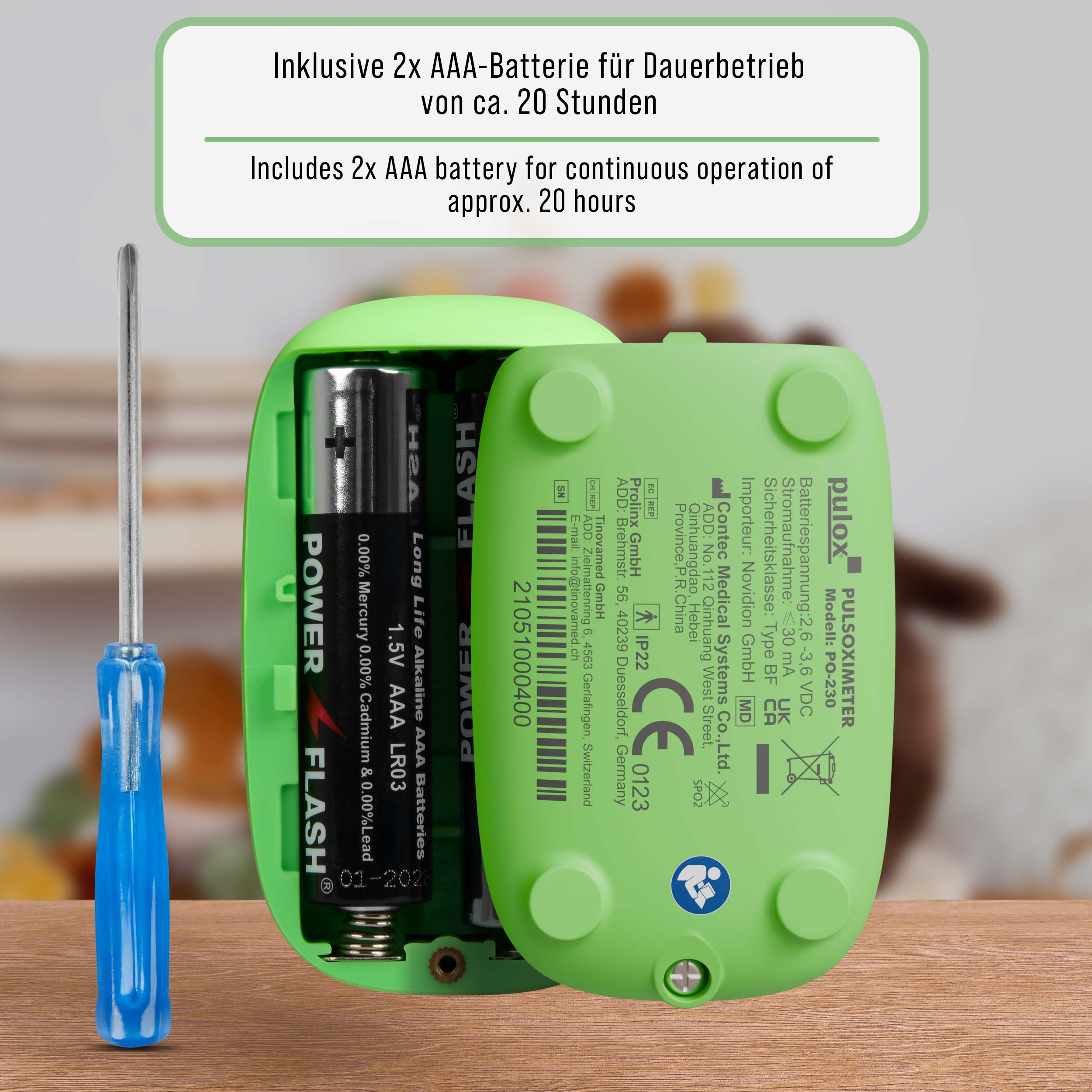 Grünes Gerät mit offenem Batteriefach und Schraubendreher. Hintergrund mit Batterieinfo.