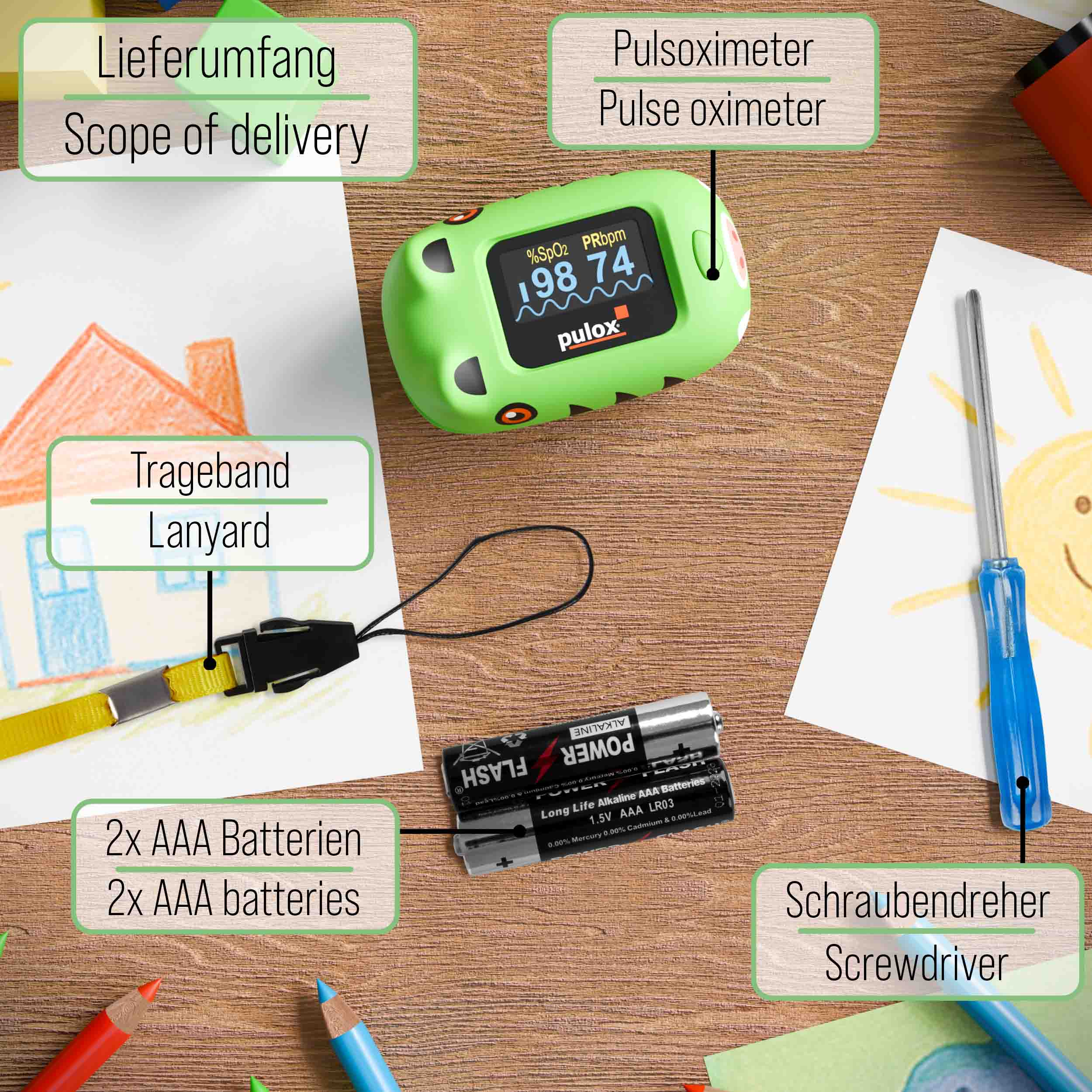 Grünes Pulsoximeter mit Zubehör: Schlüsselband, Batterien und Schraubendreher auf einem Holztisch, mit Zeichnungen und Bleistiften.