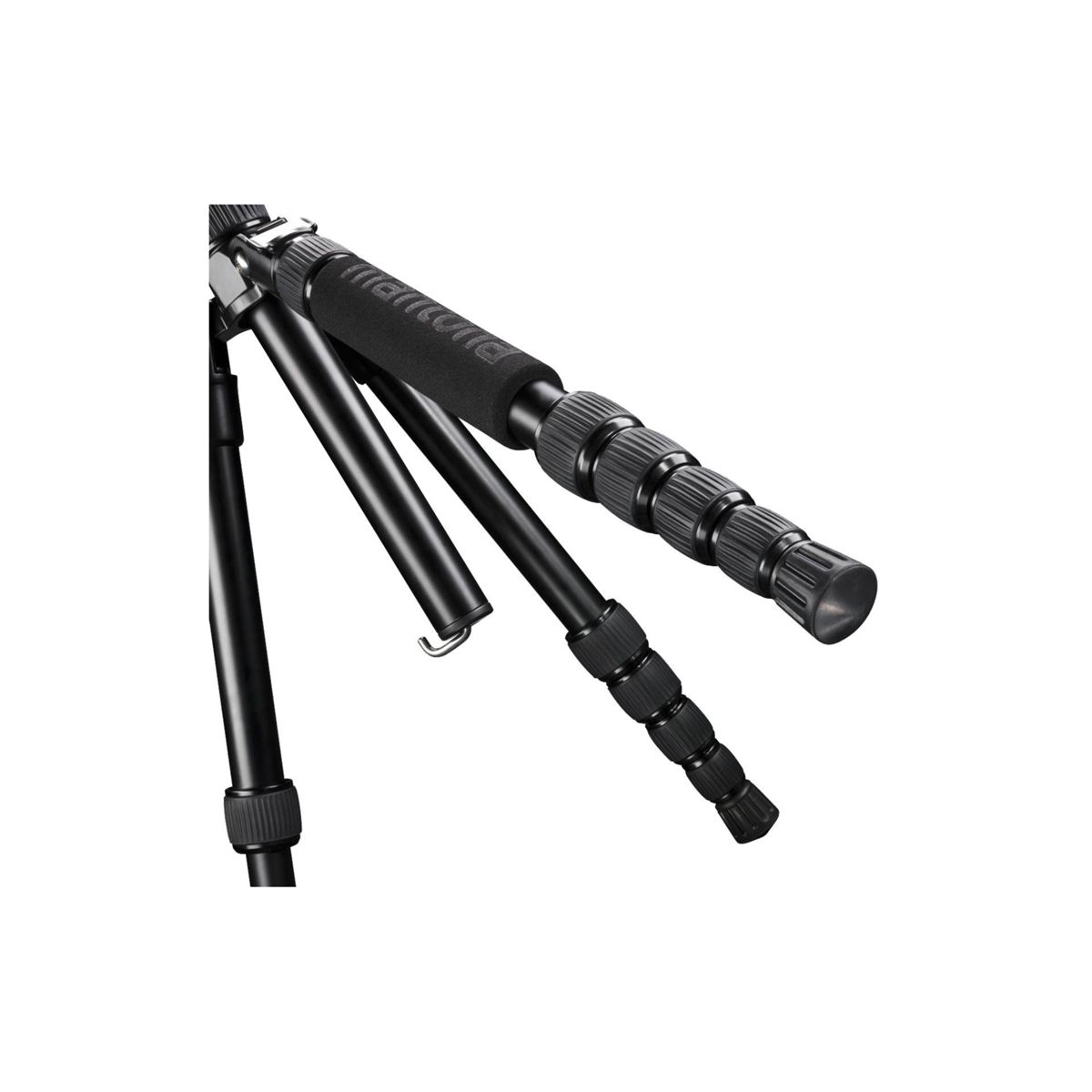 Trípode negro, marca Manfrotto, con tres patas y asa, ligeramente angulado, sobre fondo blanco.