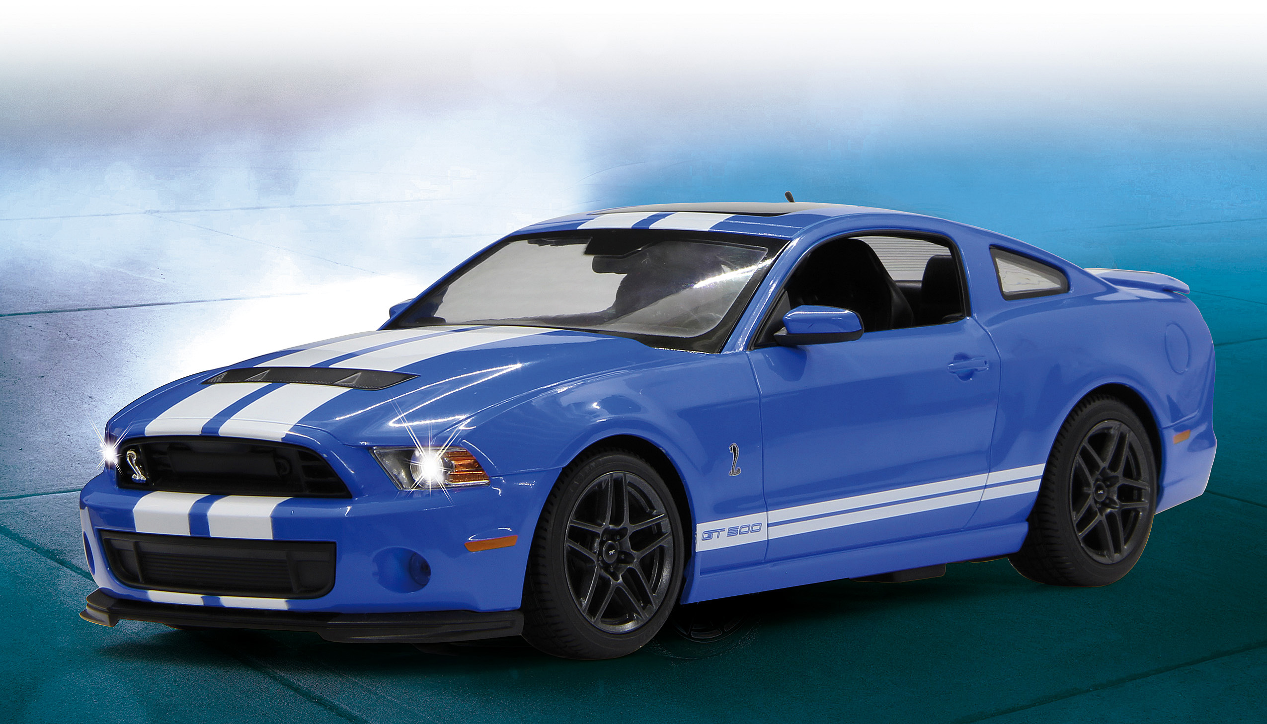 Blaues Ford Mustang GT500 Modellauto mit weißen Streifen, geparkt auf blauem Farbverlaufshintergrund.