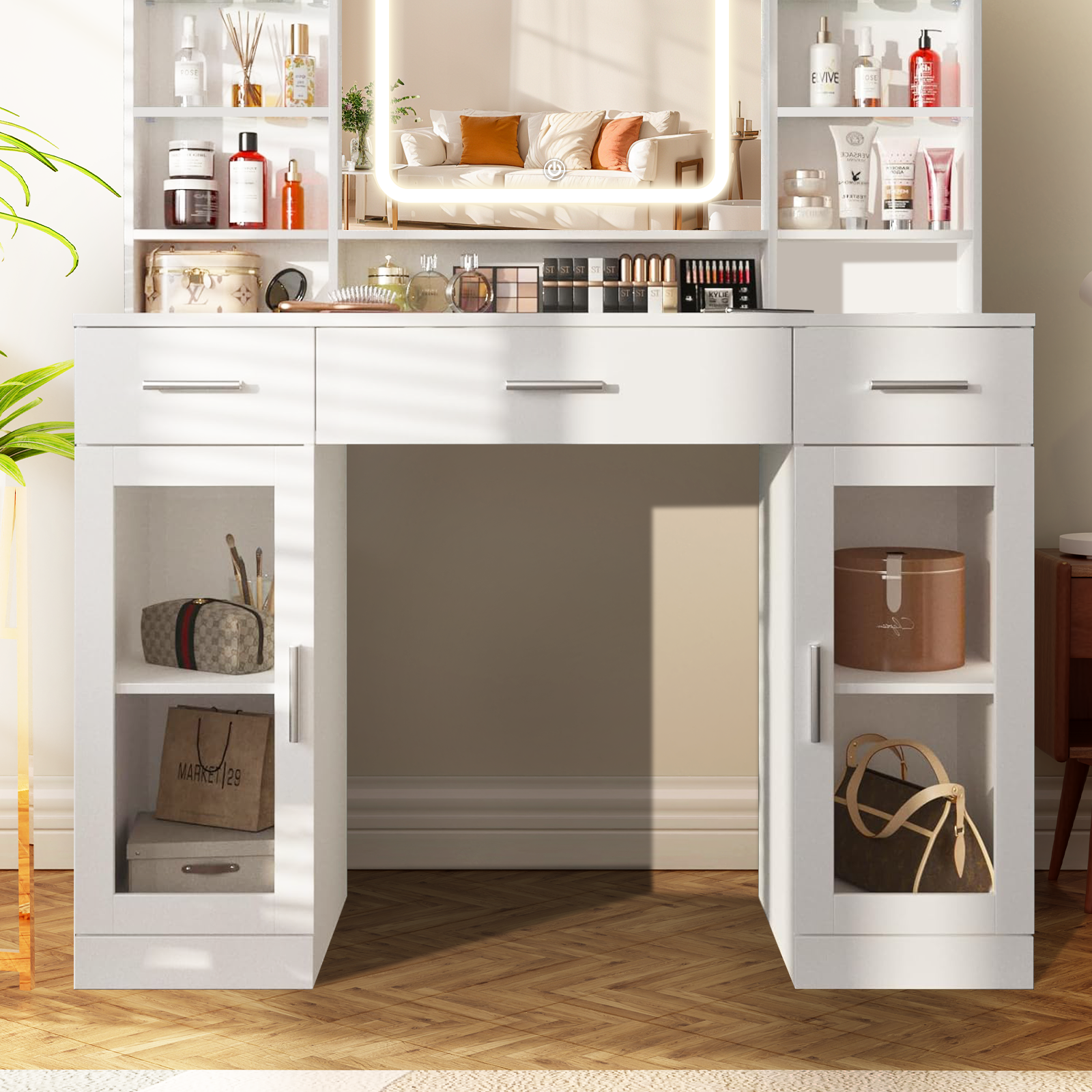 Ein weißer Schminktisch mit großem Spiegel und Regalen. Ein Hocker darunter. Kosmetika und Deko auf den Regalen.