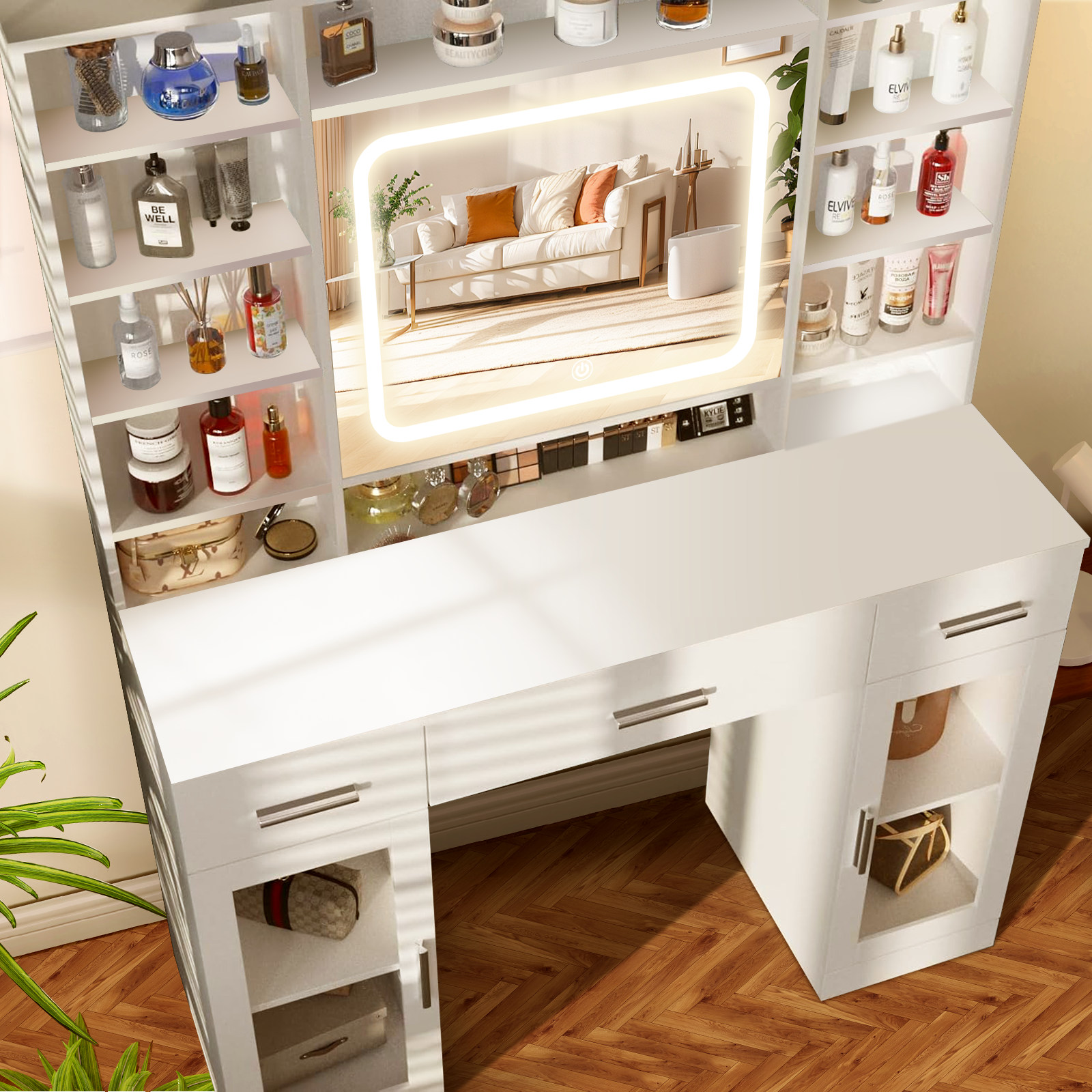 Weißer Schminktisch mit großem Spiegel, Regalen und Schubladen. Make-up-Produkte sind auf den Regalen ausgestellt.